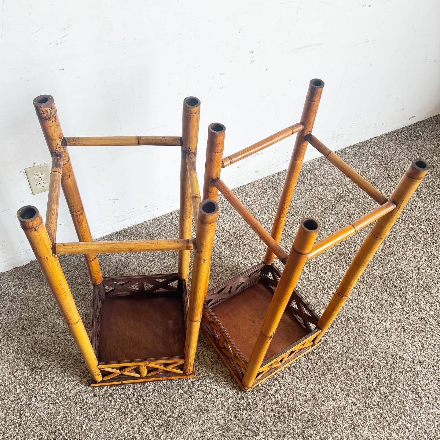 Bamboo Wicker Pedestal Beistelltische - ein Paar (Ende des 20. Jahrhunderts) im Angebot