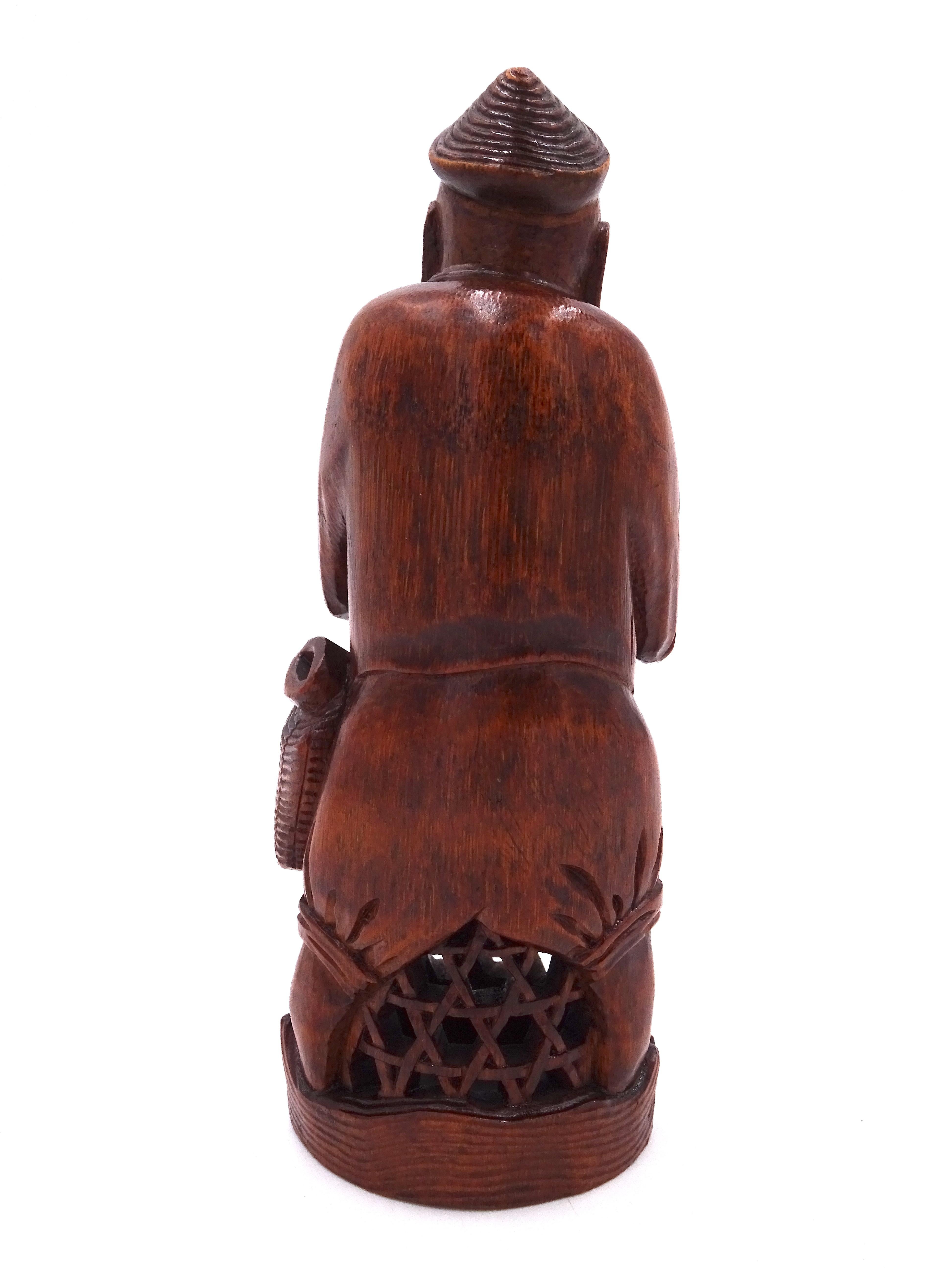 Sculpté Sculpture en bois de bambou représentant un pêcheur, origine chinoise, début des années 1900 en vente