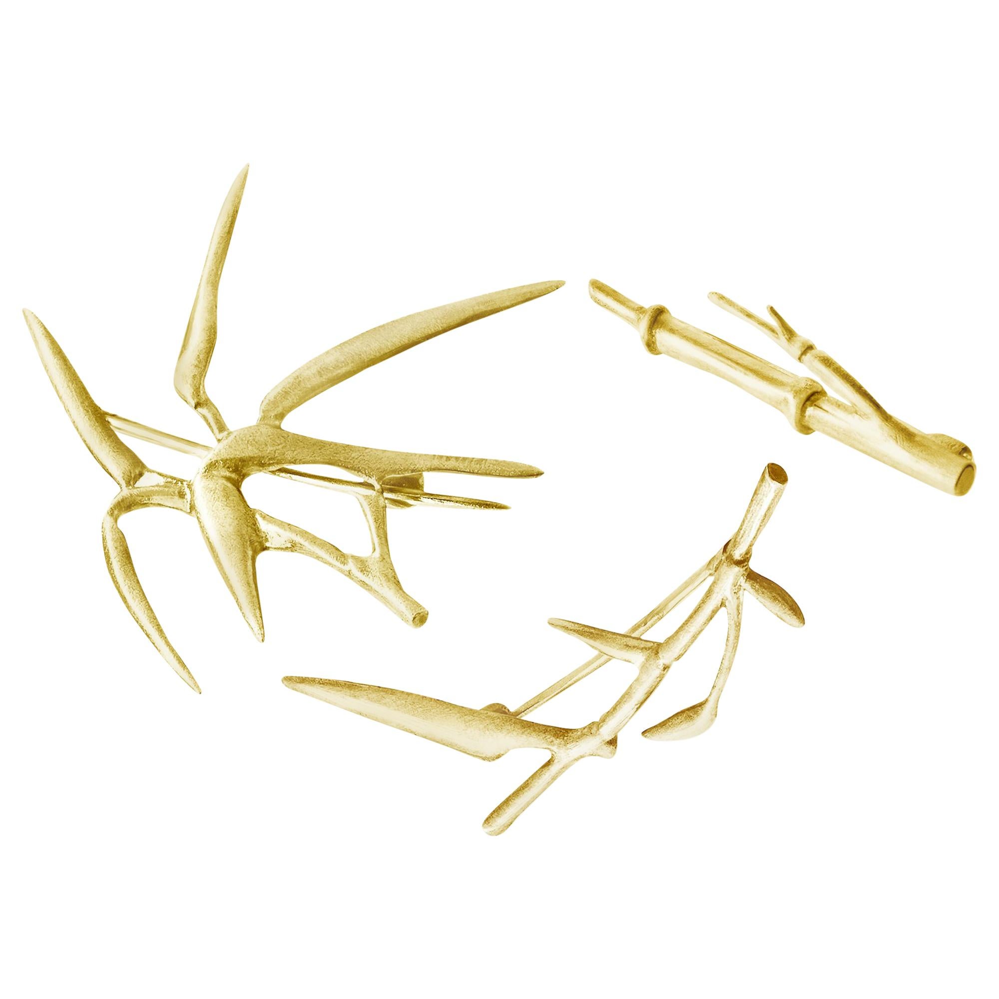 Triptyque de broches contemporaines en or jaune et bambou de l'artiste en vente