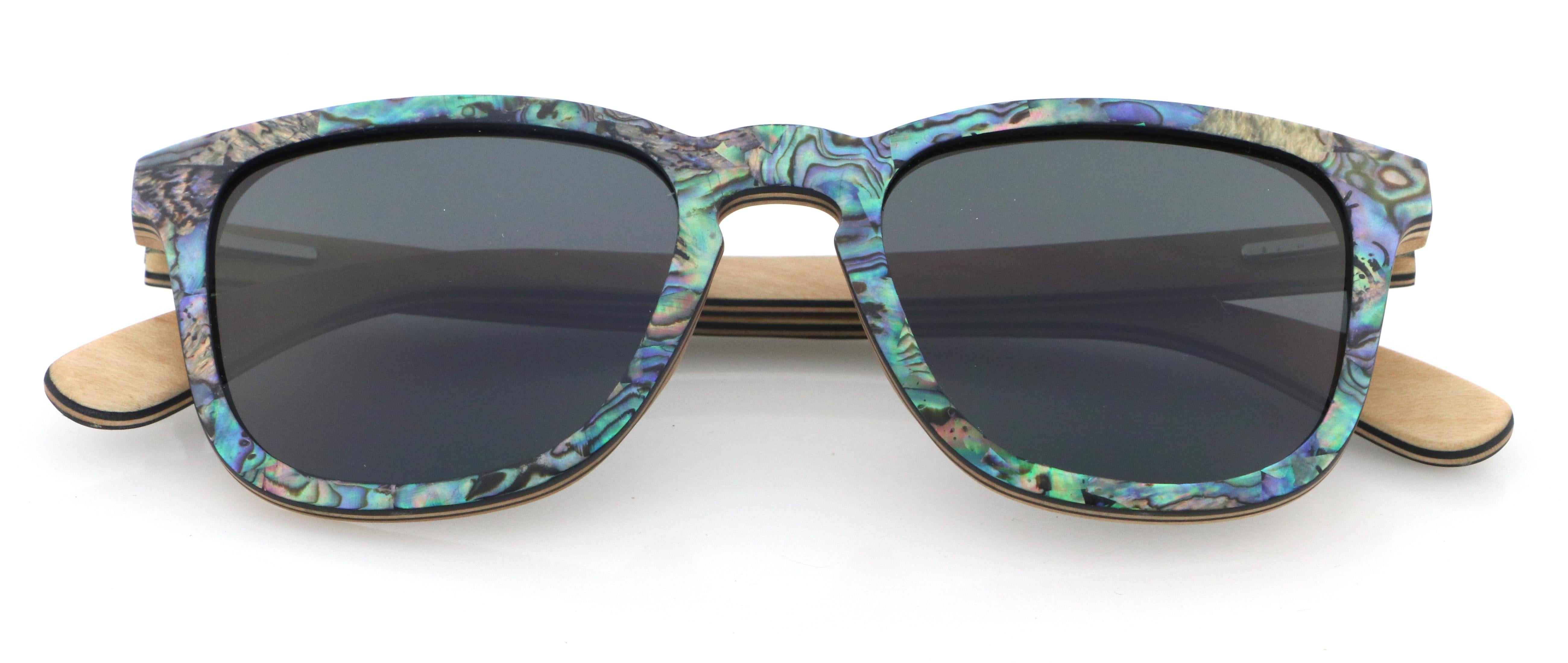 Bambood shells sunglasses
Sunglasses made with shells and bamboo, with  polarized lenses. Every pair of sunglasses have a case made in bambù and a microfiber tissue.