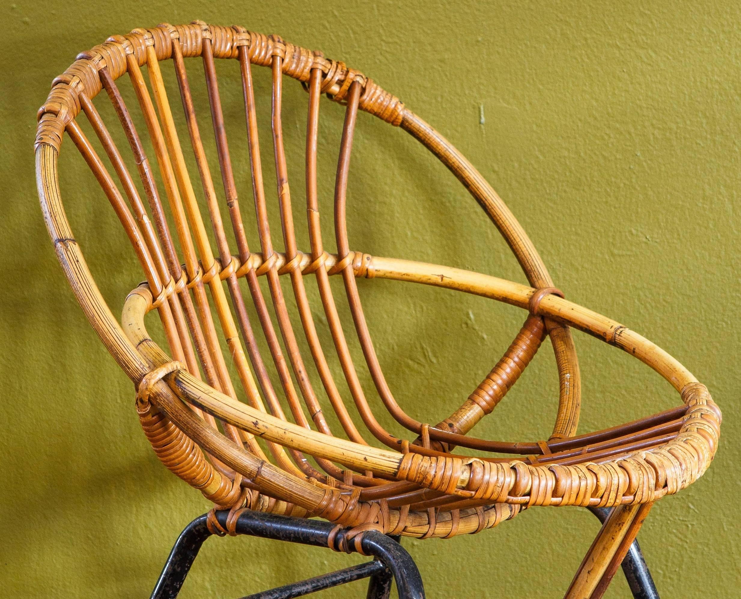 Adorable, small bamboo/rattan chair with metal legs.
Measure: Seat height is 11.25