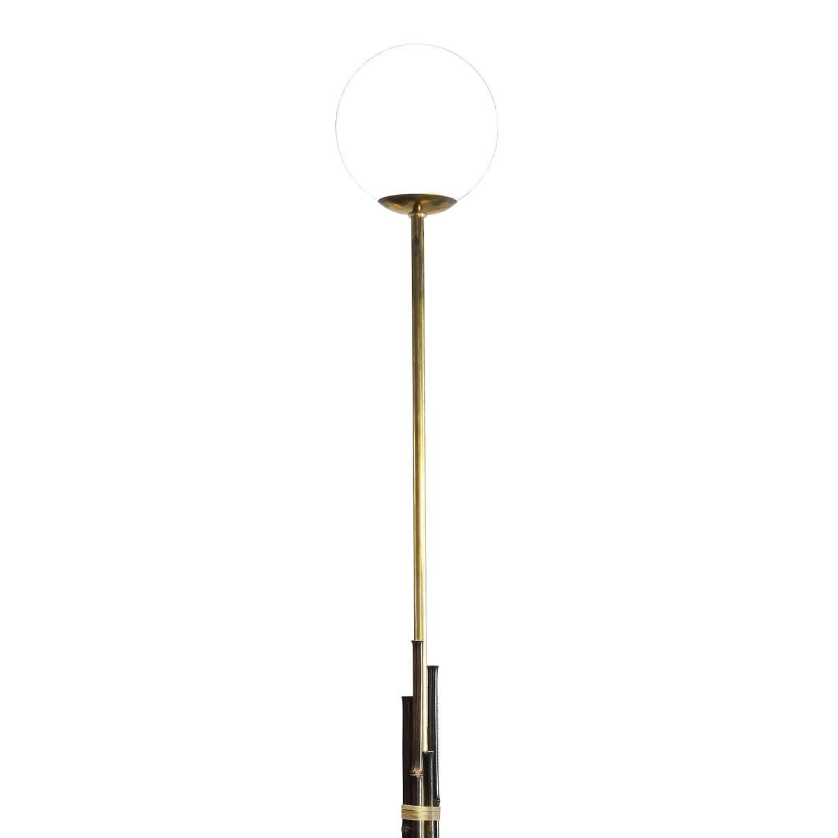 Floor lamp bamboos high with black bamboo,
with solid painted brass rod with opal glass shade.
Wiring 14W bulb, 220Volt and switch included, lamp
holder type E27, bulb not included. On casted iron, 
Measure: base, 30cm diameter.
Available in