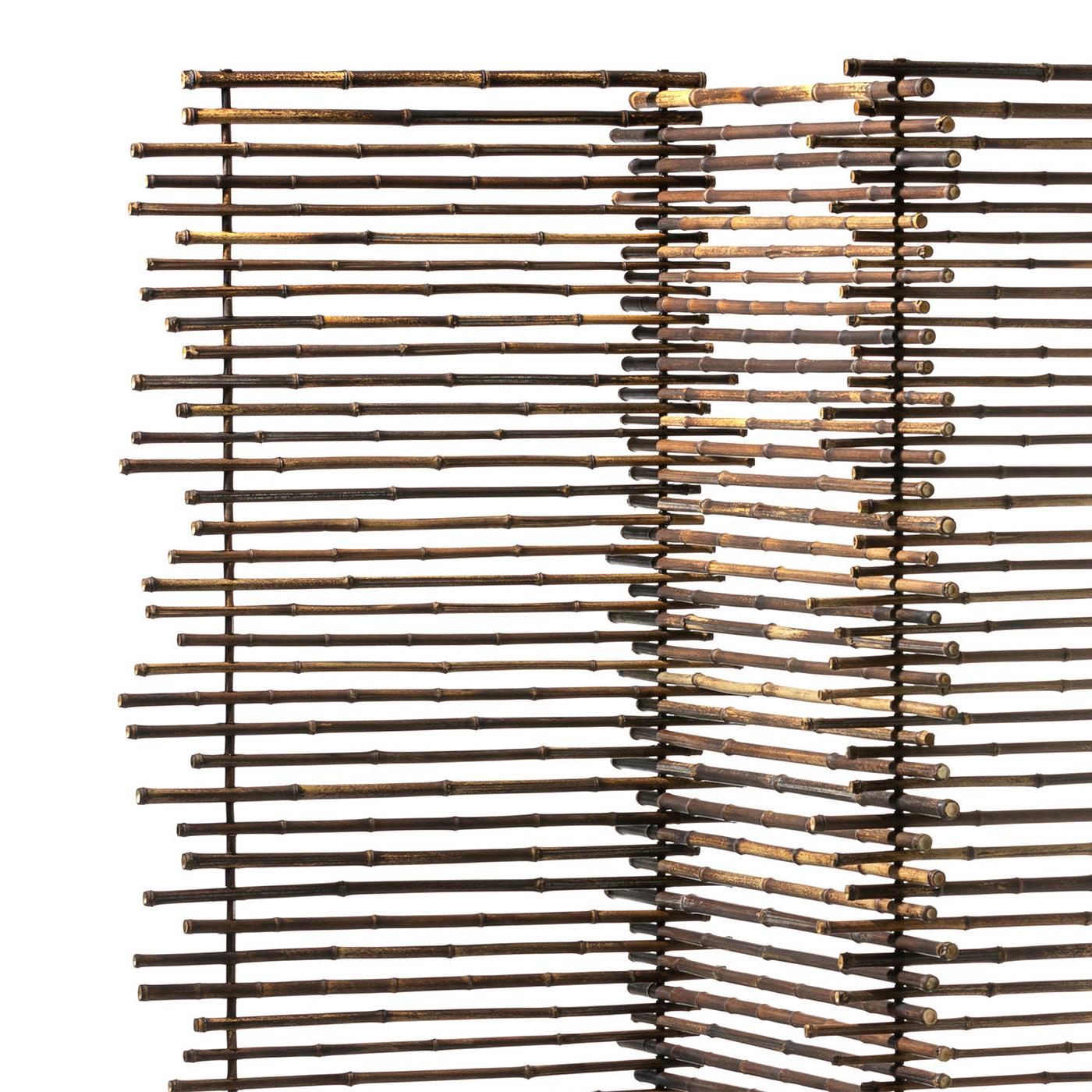 Screen Bamboos mit 3 Foldes
in schwarzem Bambus. Jedes gefaltete Teil ist L60cmxH180cm groß.
Gesamtabmessungen: L175xT60xH180cm.