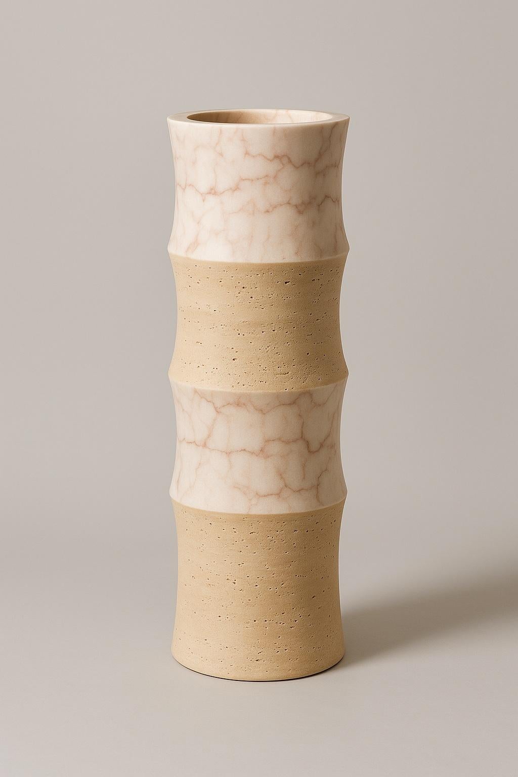 XXIe siècle et contemporain Vase de sol Bambou Nakano en travetine et marbre rose - Studio Gaïa en vente