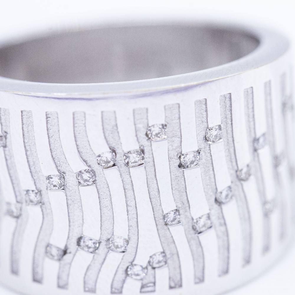 BAMBU Ring in White Gold and Diamonds For Sale 1
