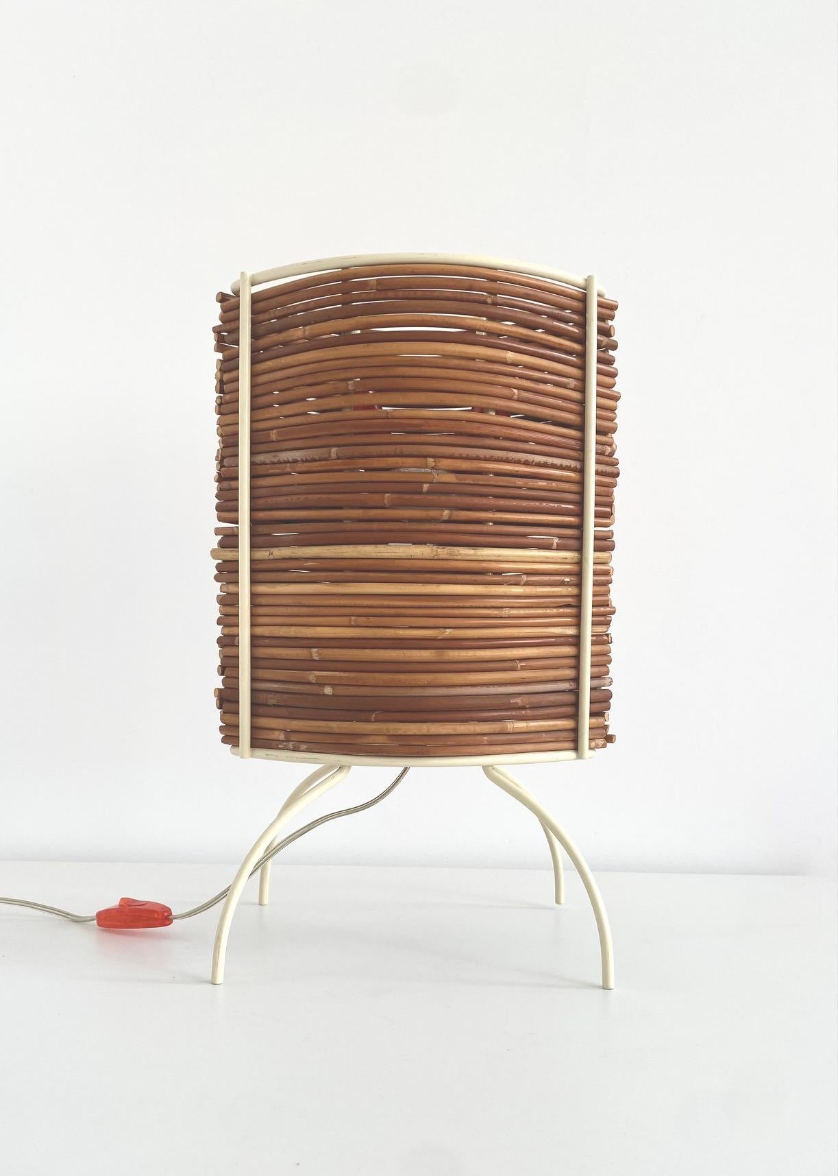 Lampenmodell Bambù Humberto (1953) & Fernando (1962) CAMPANA mit beige lackierter Metallstruktur, in die Bambusstäbe eingesetzt sind, die Streuschirme für die vier Lichtquellen bilden.
Ausgabe: Fontana Arte von 2000 bis 2005
Maße: H 45 cm, B 28 cm,