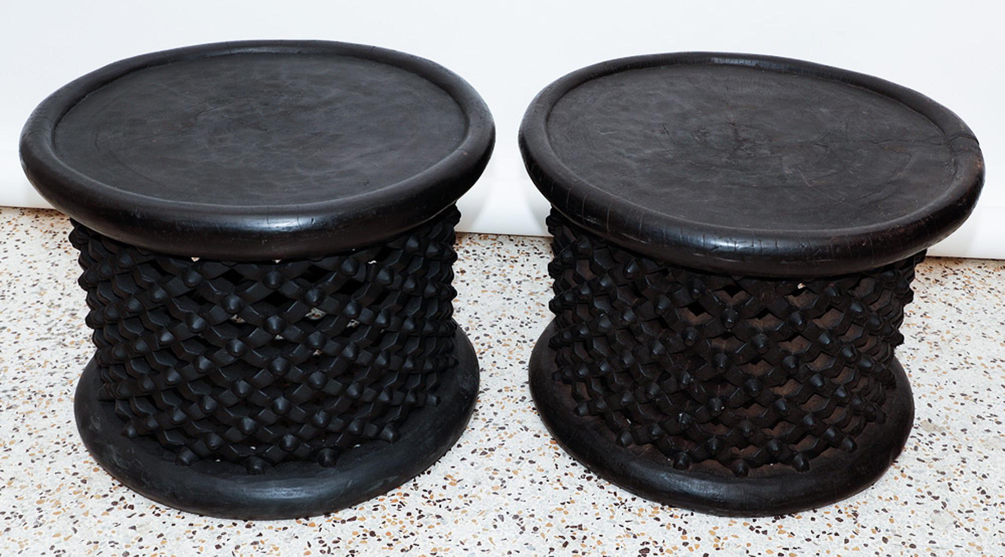 Primitif Tables d'appoint d'art tribal africain Bamileke en vente