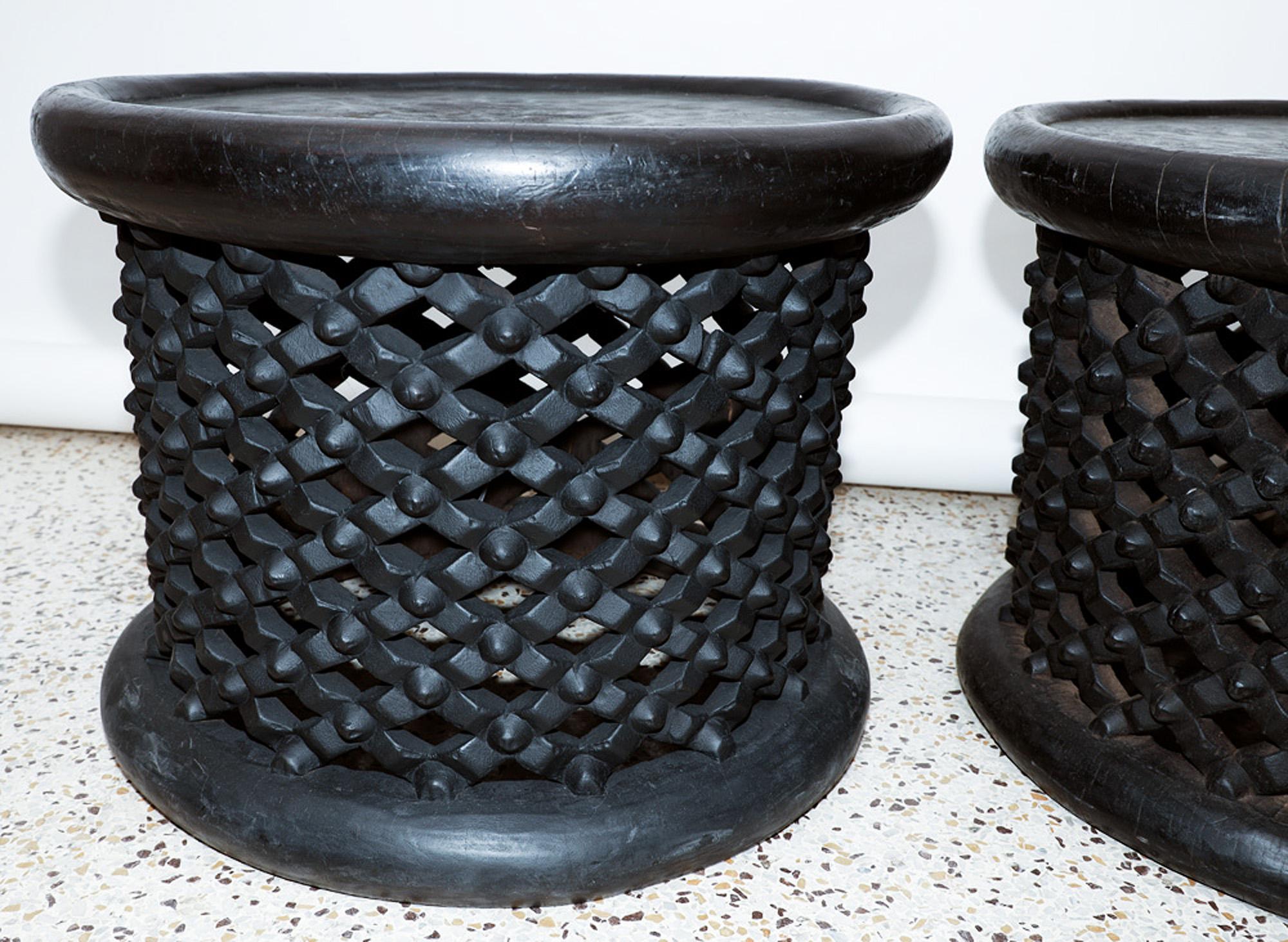 Mesas auxiliares Bamileke African Tribal Art Tallado a mano en venta