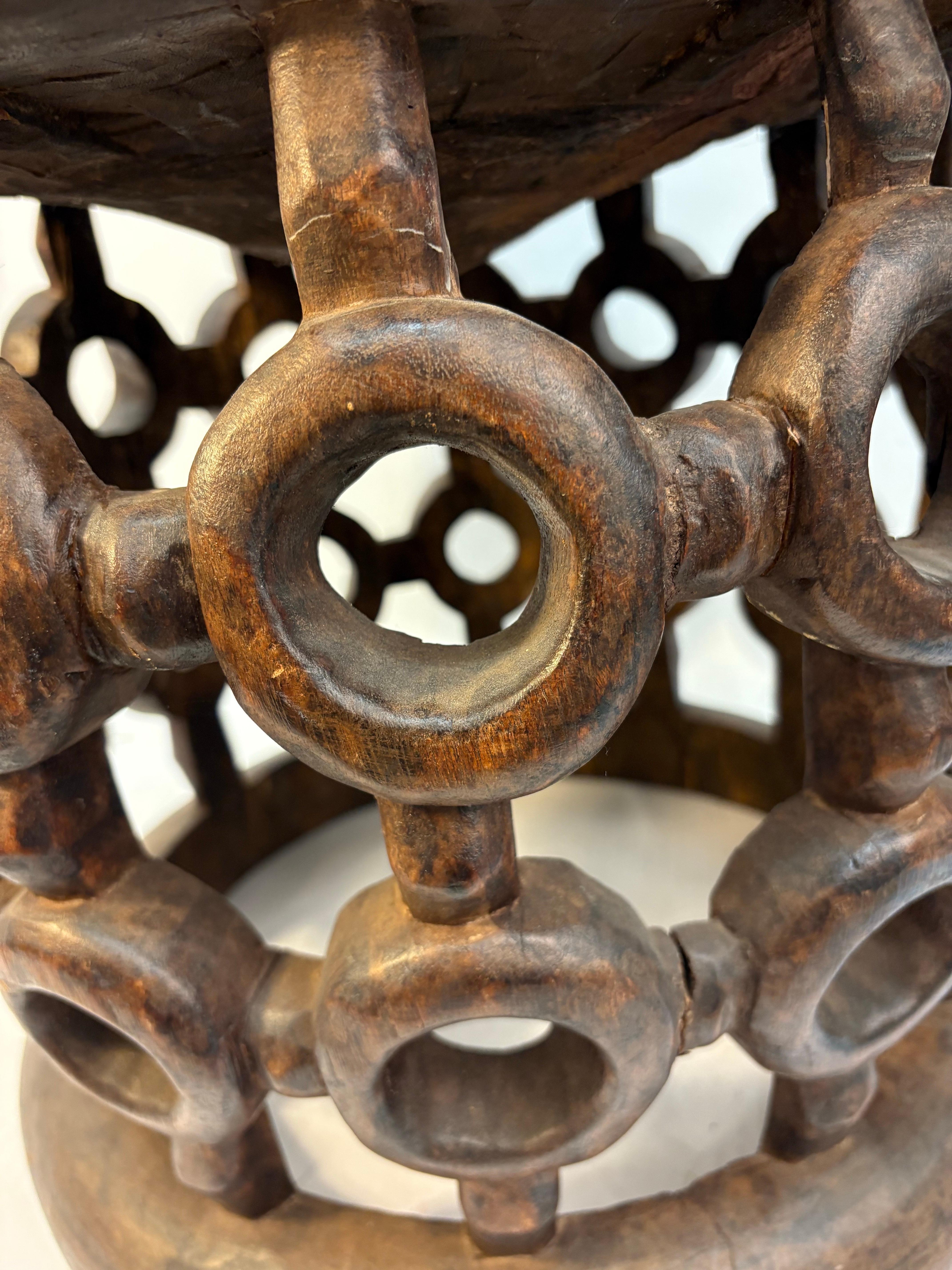 Tabouret Bamileke circle design du Cameroun Bon état - En vente à Winnetka, IL
