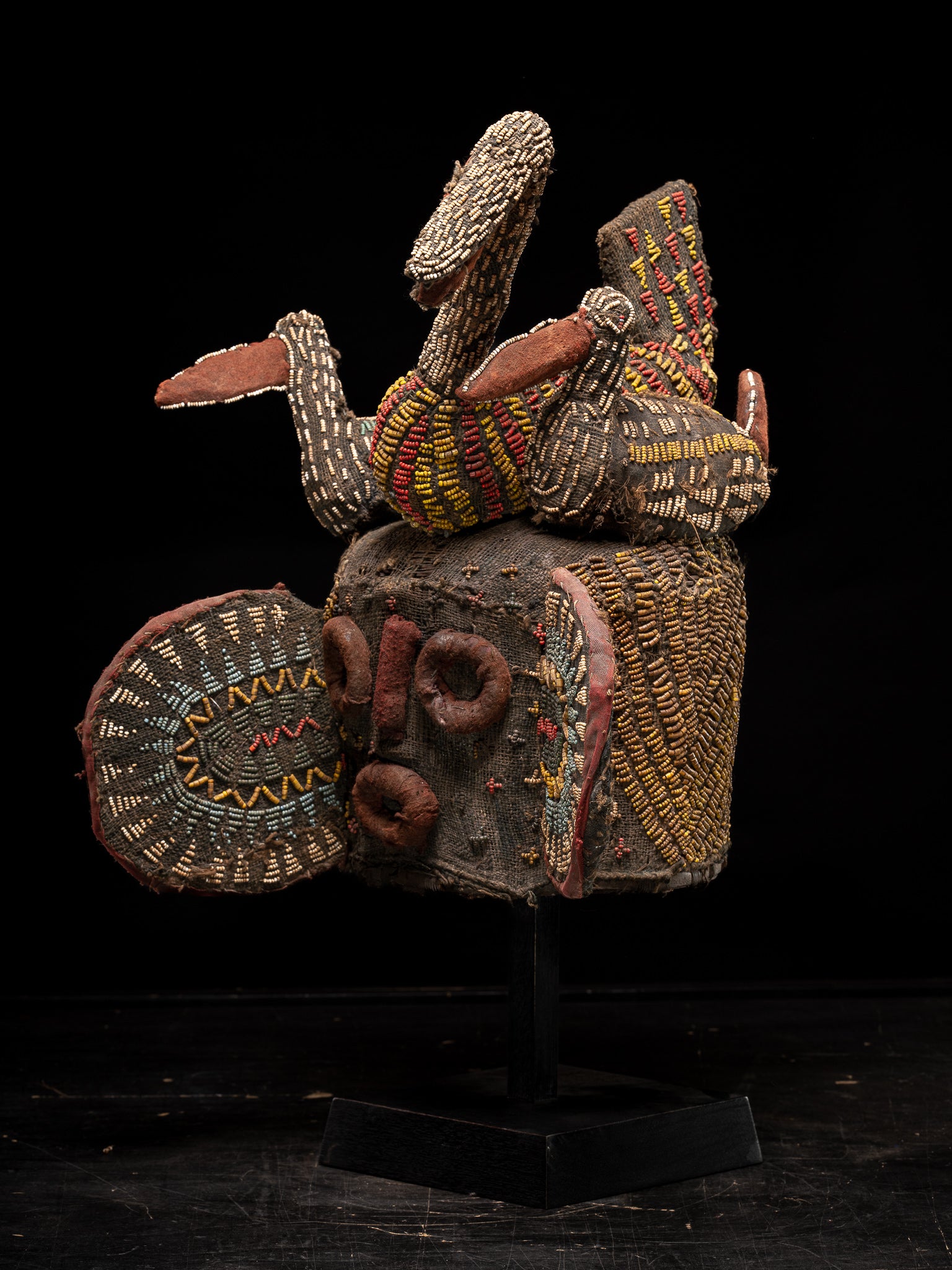 Escudo de Danza Decorativo Bamileke, bordado con Cuentas de Vidrio Europeas, Pueblo de las Praderas, Camerún. 

Ex J.Klejman París

La tablilla de rafia está recubierta de tela y miniaturas de cuentas de cristal de diferentes formas y tamaños,