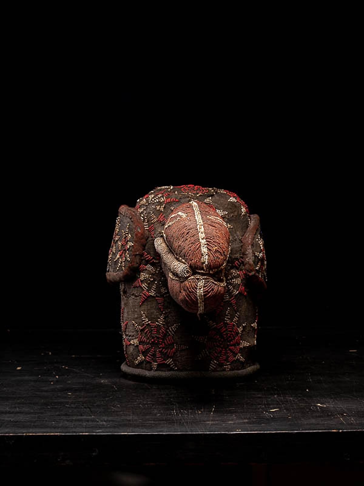 Escudo de Danza Decorativo Bamileke, bordado con Cuentas de Vidrio Europeas, Pueblo de las Praderas, Camerún. 

Colección privada Bruselas 

La tablilla de rafia está recubierta de tela y miniaturas de cuentas de cristal de diferentes formas y