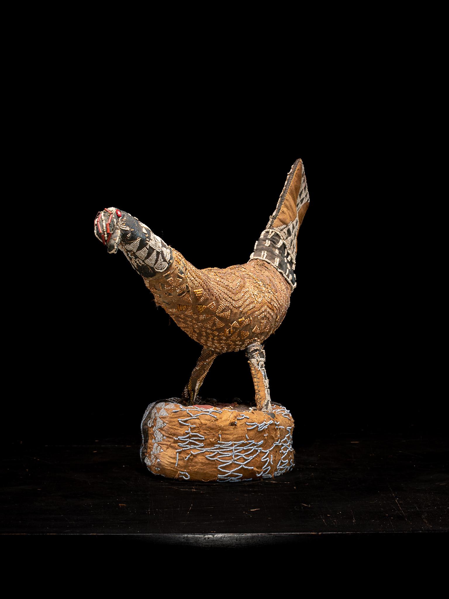Escudo de Danza Decorativo Bamileke, bordado con Cuentas de Vidrio Europeas, Pueblo de las Praderas, Camerún. 

Colección privada Bruselas 

La tablilla de rafia está recubierta de tela y miniaturas de cuentas de cristal de diferentes formas y