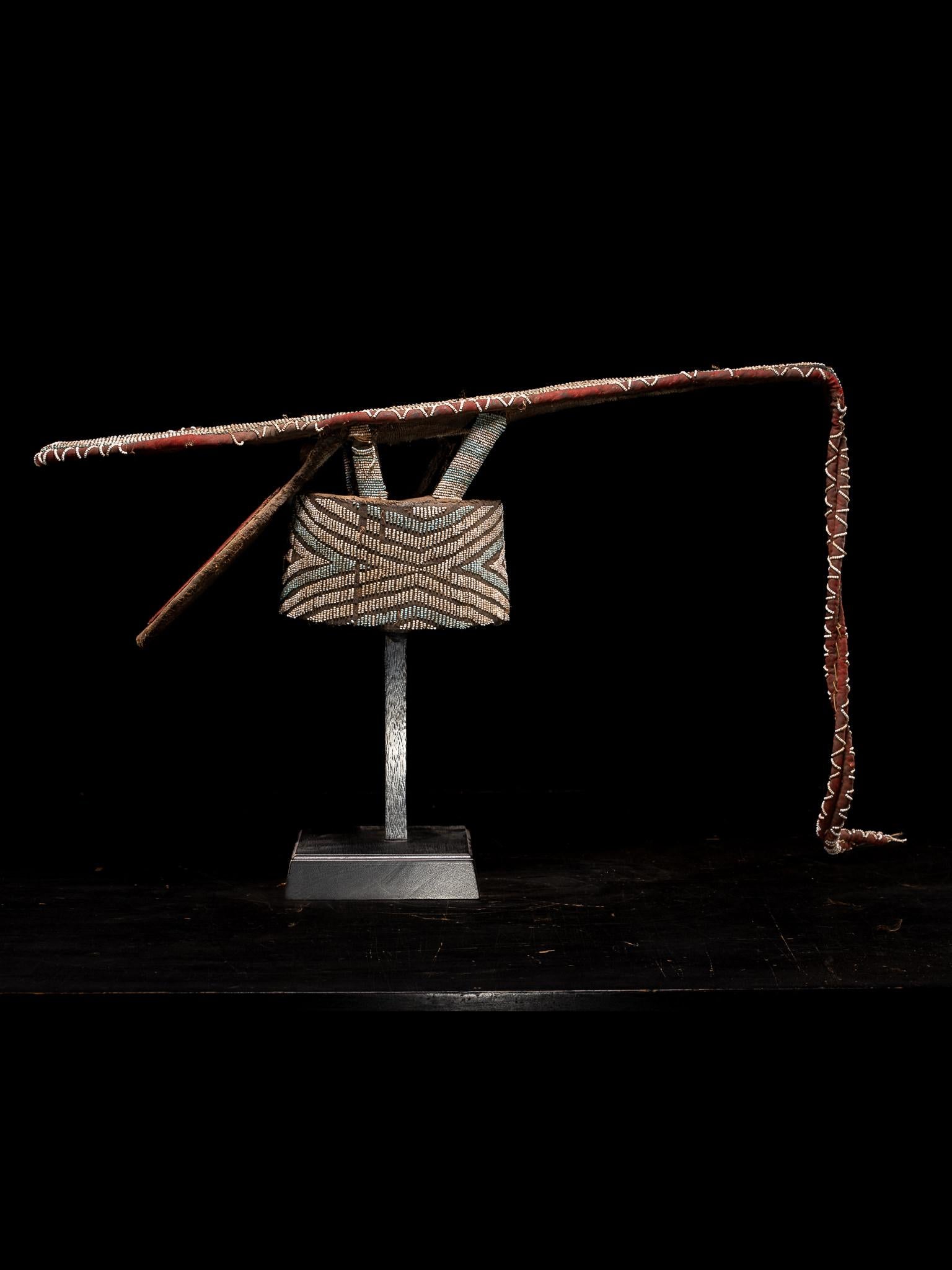 Escudo de Danza Decorativo Bamileke, bordado con Cuentas de Cristal Europeas Camerunés en venta