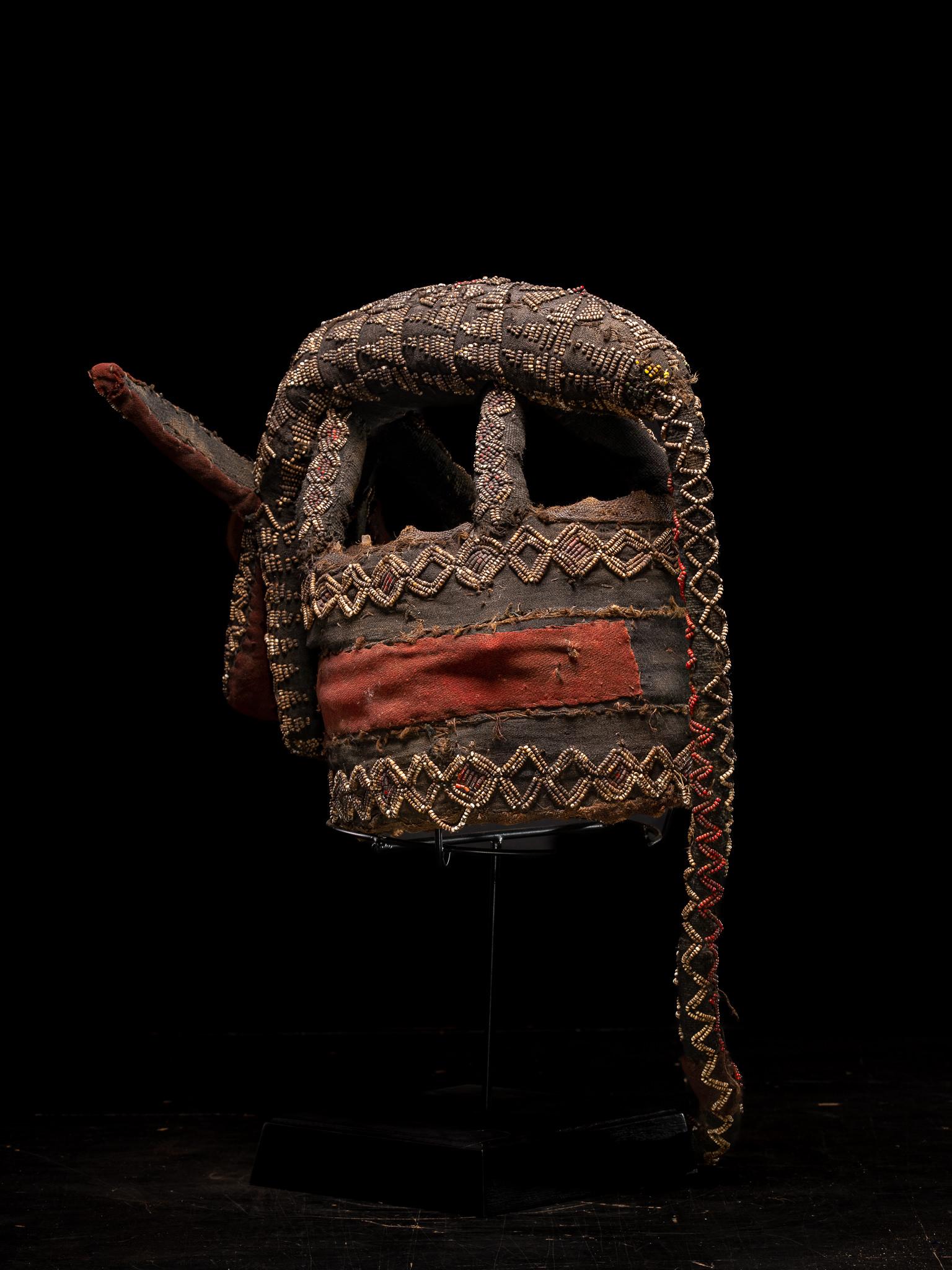 Escudo de Danza Decorativo Bamileke, bordado con Cuentas de Cristal Europeas en Bueno estado para la venta en Leuven , BE