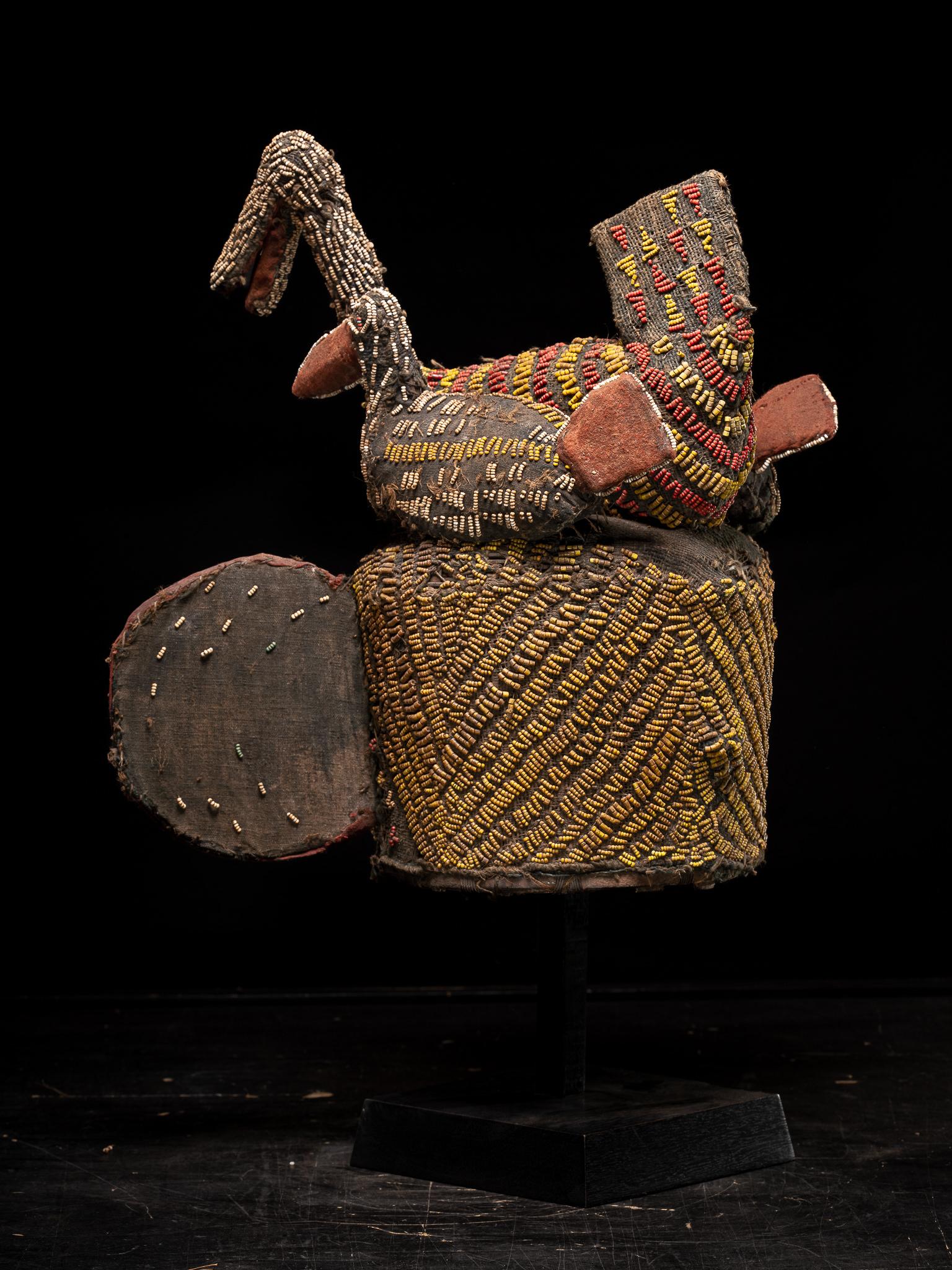 Escudo de Danza Decorativo Bamileke, bordado con Cuentas de Cristal Europeas Con cuentas en venta