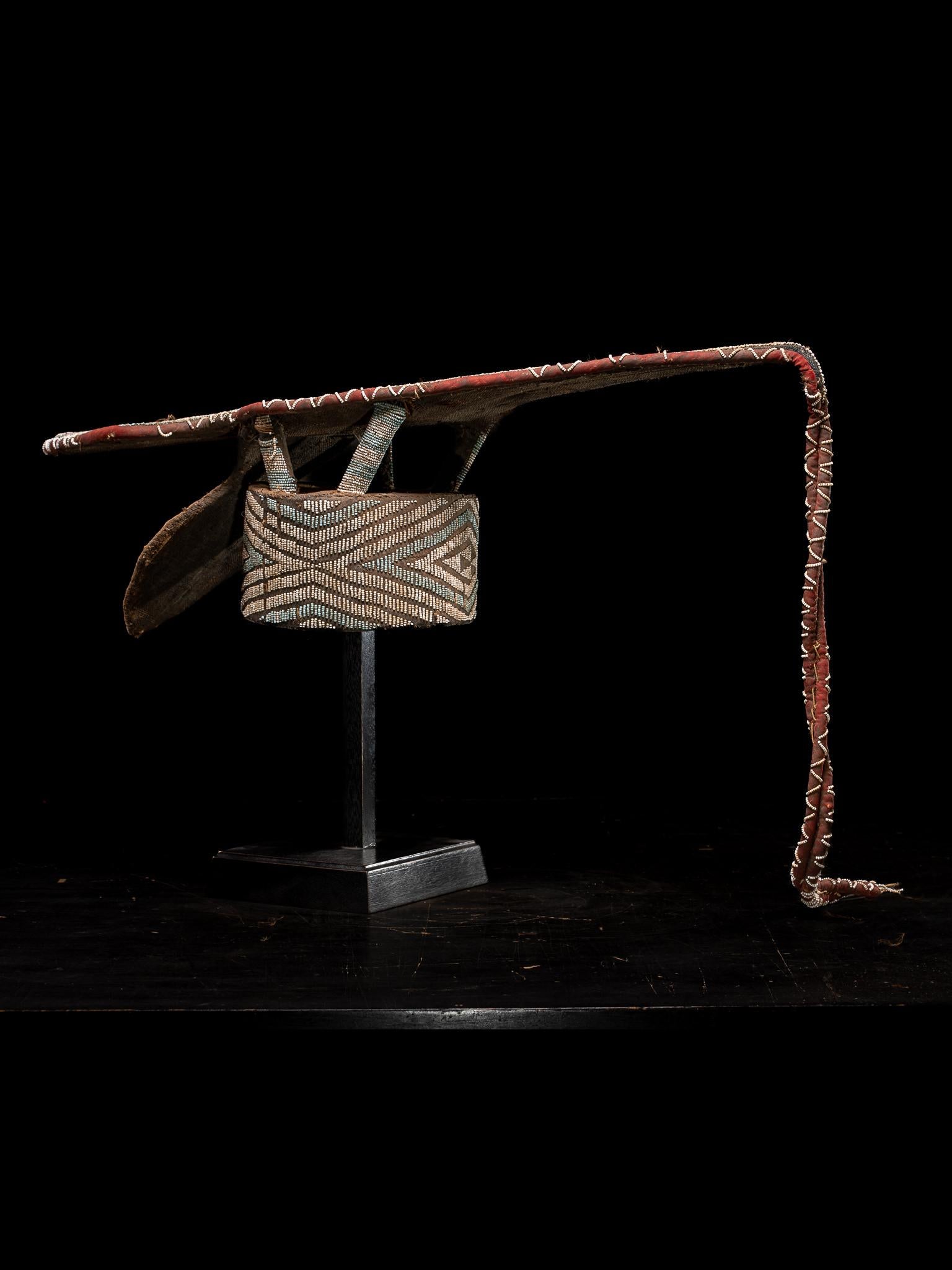 Escudo de Danza Decorativo Bamileke, bordado con Cuentas de Cristal Europeas Con cuentas en venta