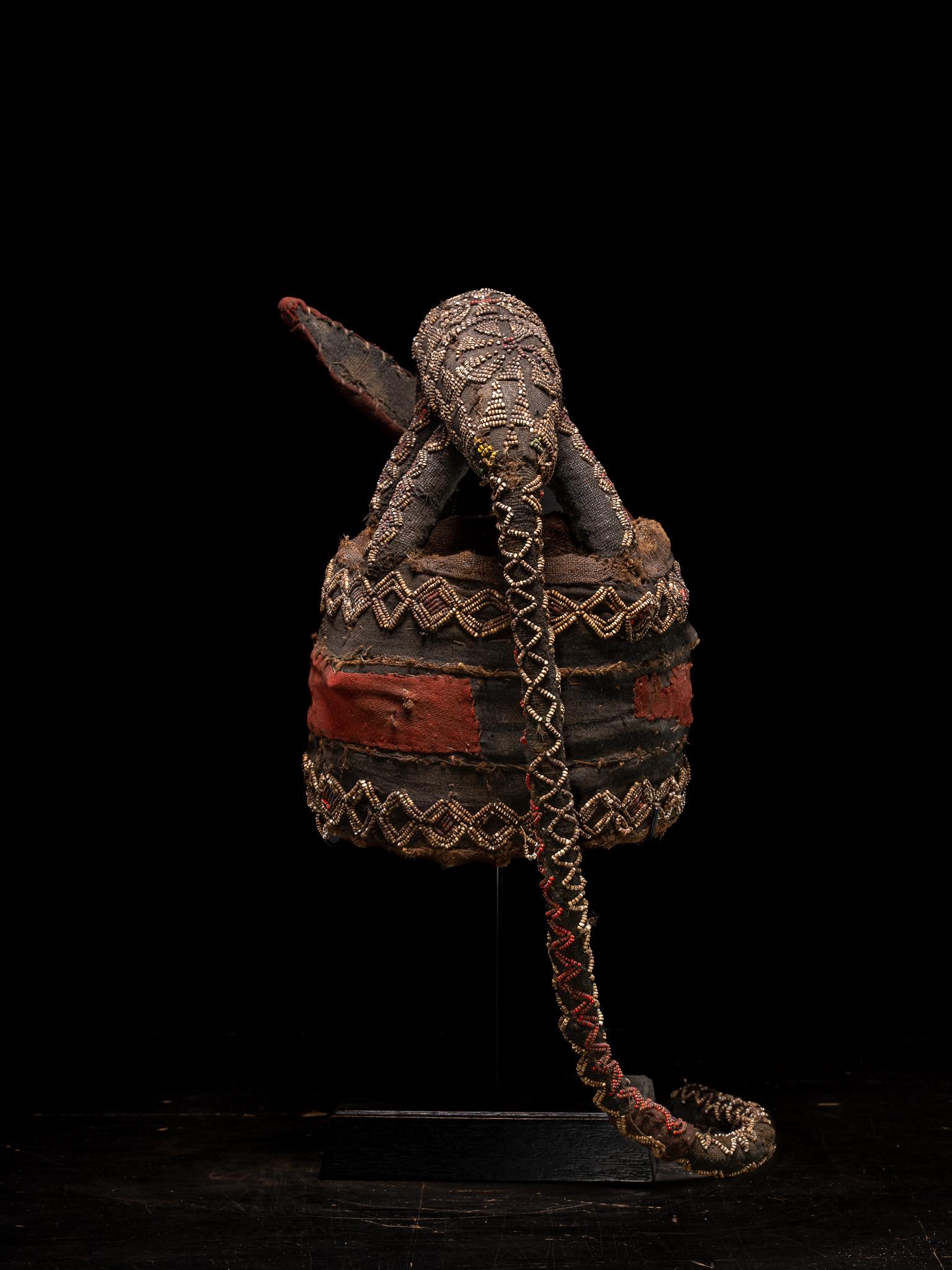 Escudo de Danza Decorativo Bamileke, bordado con Cuentas de Cristal Europeas siglo XX en venta