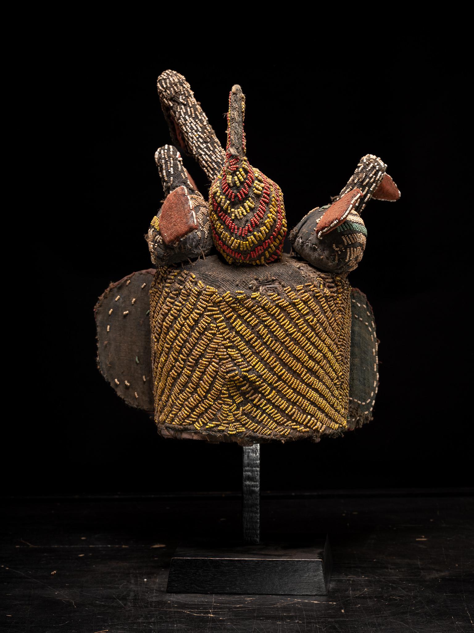 Escudo de Danza Decorativo Bamileke, bordado con Cuentas de Cristal Europeas en Bueno estado para la venta en Leuven , BE