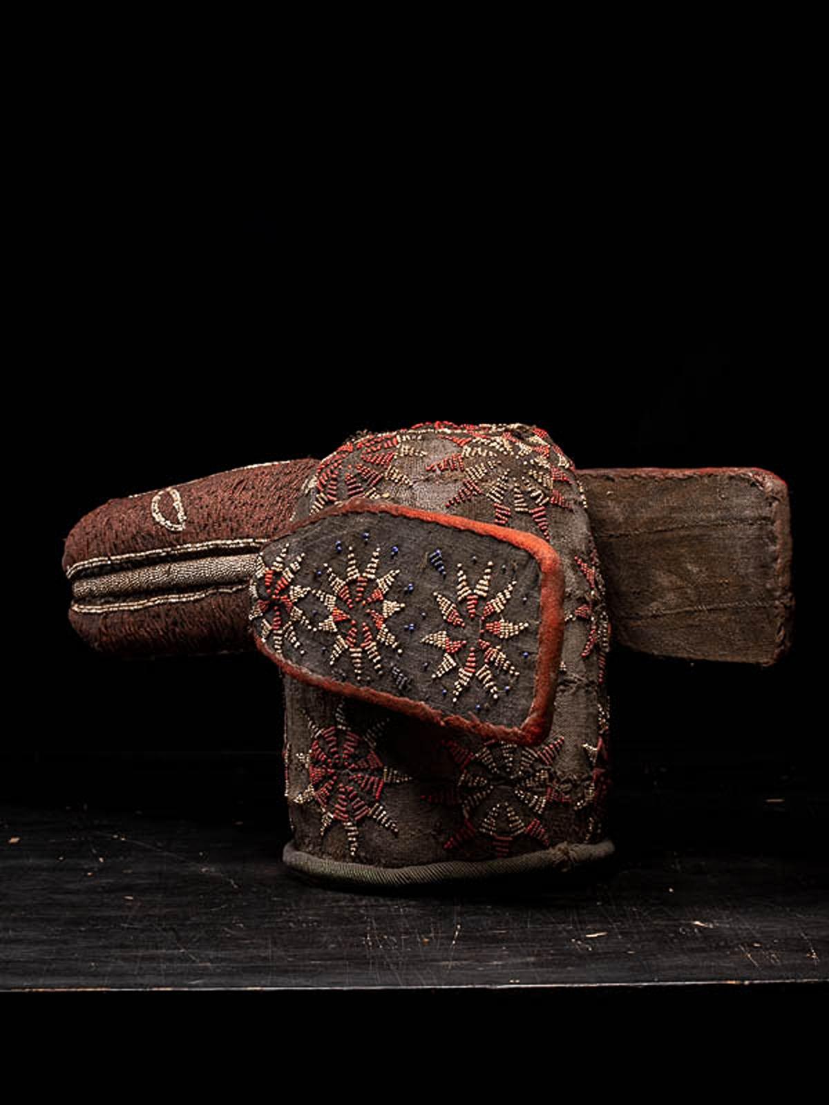 Escudo de Danza Decorativo Bamileke, bordado con Cuentas de Cristal Europeas en Bueno estado para la venta en Leuven , BE