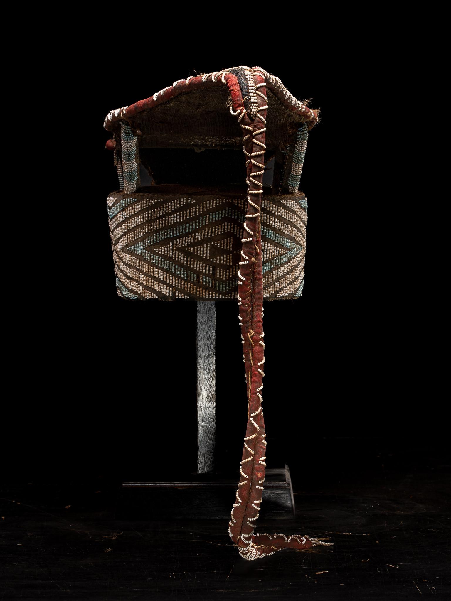 Escudo de Danza Decorativo Bamileke, bordado con Cuentas de Cristal Europeas en Bueno estado para la venta en Leuven , BE