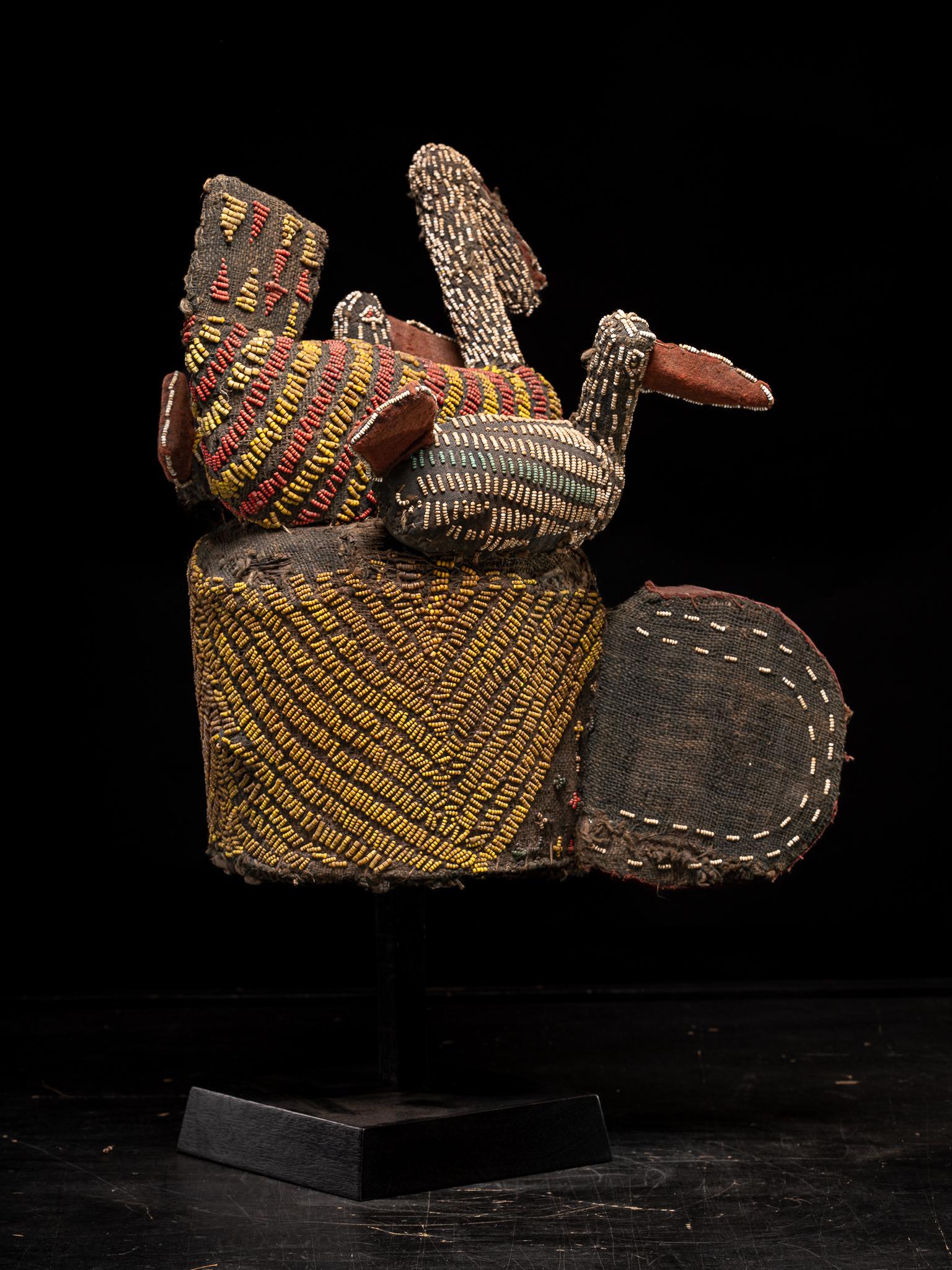 Escudo de Danza Decorativo Bamileke, bordado con Cuentas de Cristal Europeas siglo XX en venta