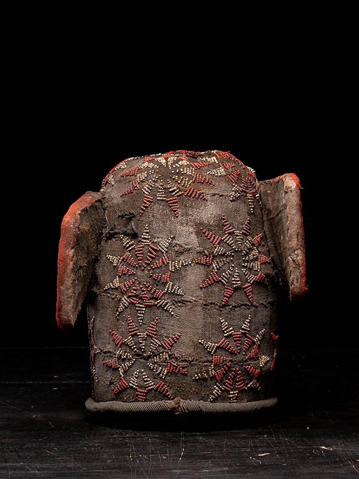 Escudo de Danza Decorativo Bamileke, bordado con Cuentas de Cristal Europeas siglo XX en venta
