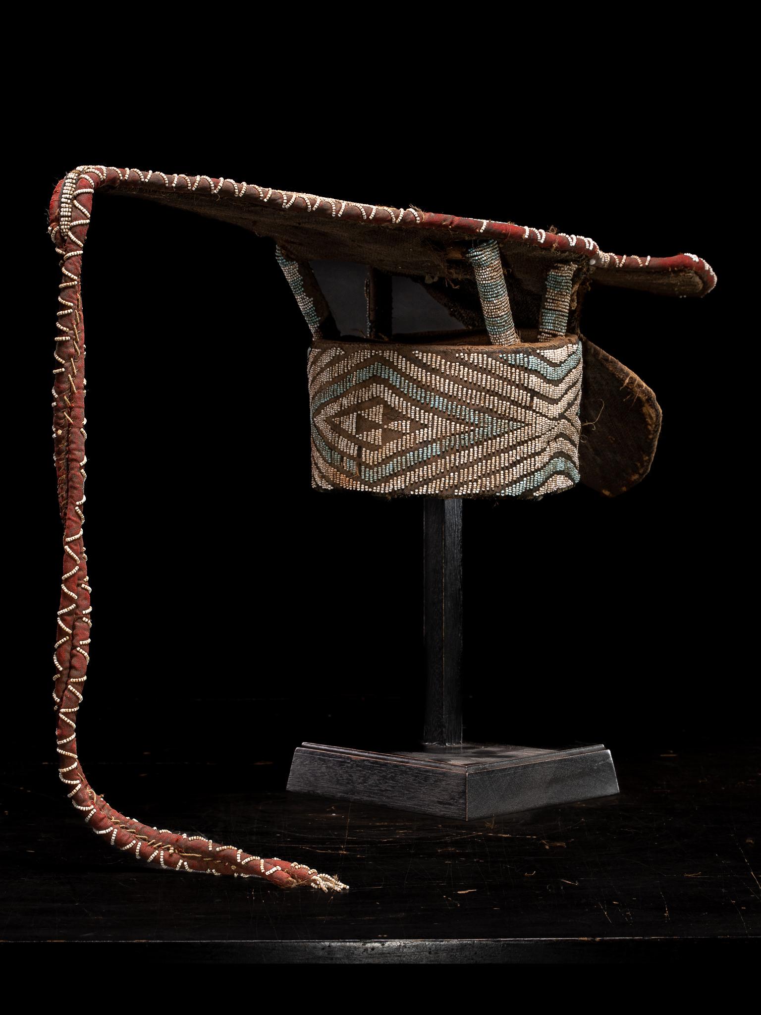 Escudo de Danza Decorativo Bamileke, bordado con Cuentas de Cristal Europeas siglo XX en venta