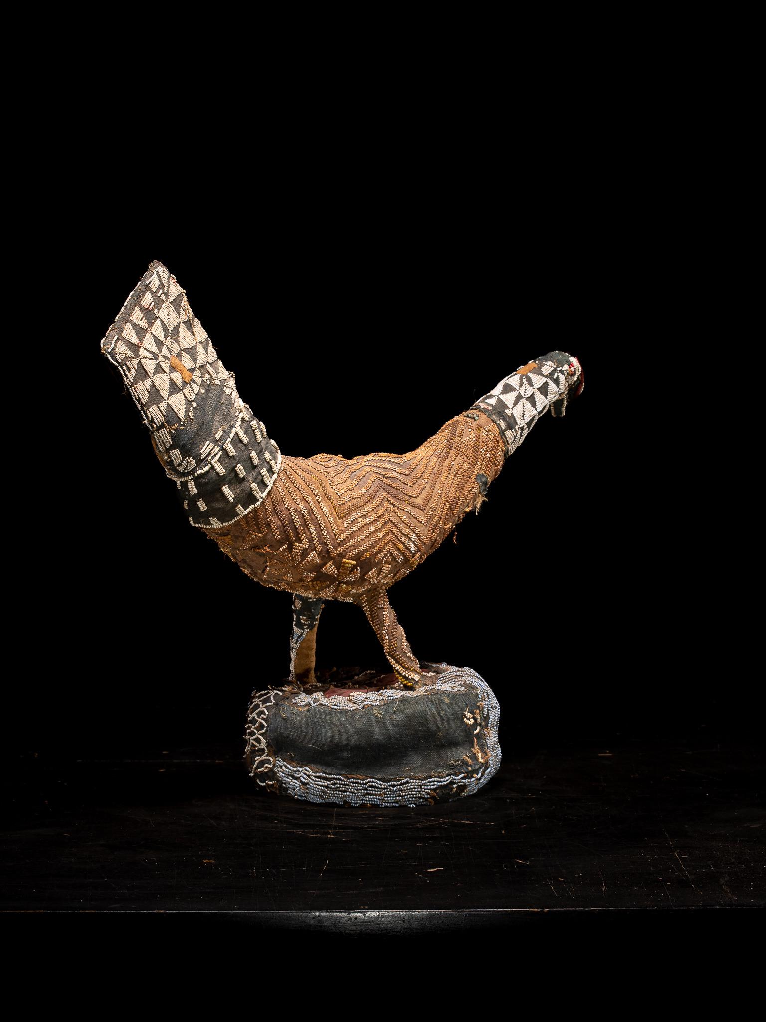 Escudo de Danza Decorativo Bamileke, bordado con Cuentas de Cristal Europeas siglo XX en venta