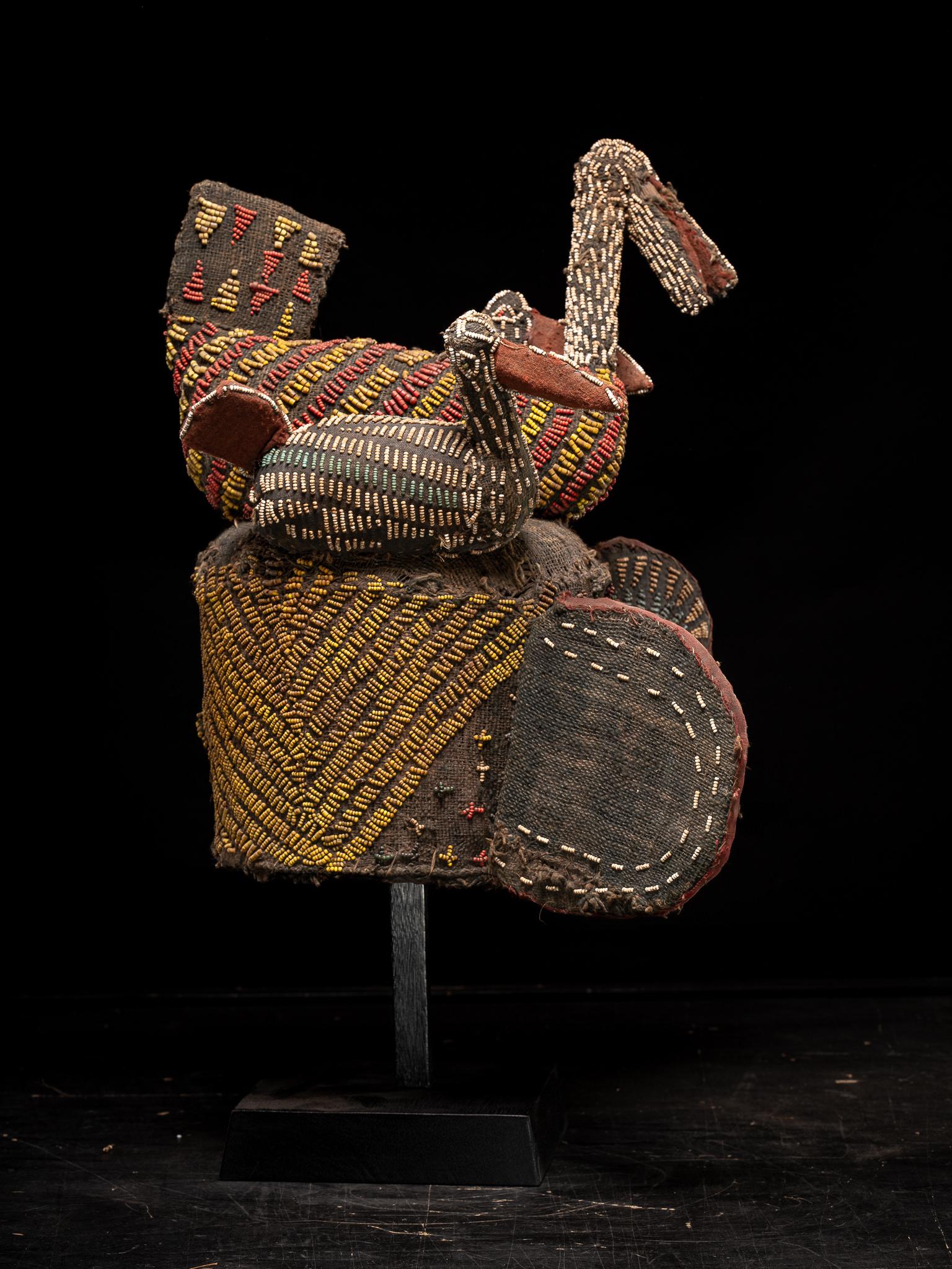 Escudo de Danza Decorativo Bamileke, bordado con Cuentas de Cristal Europeas en venta 1