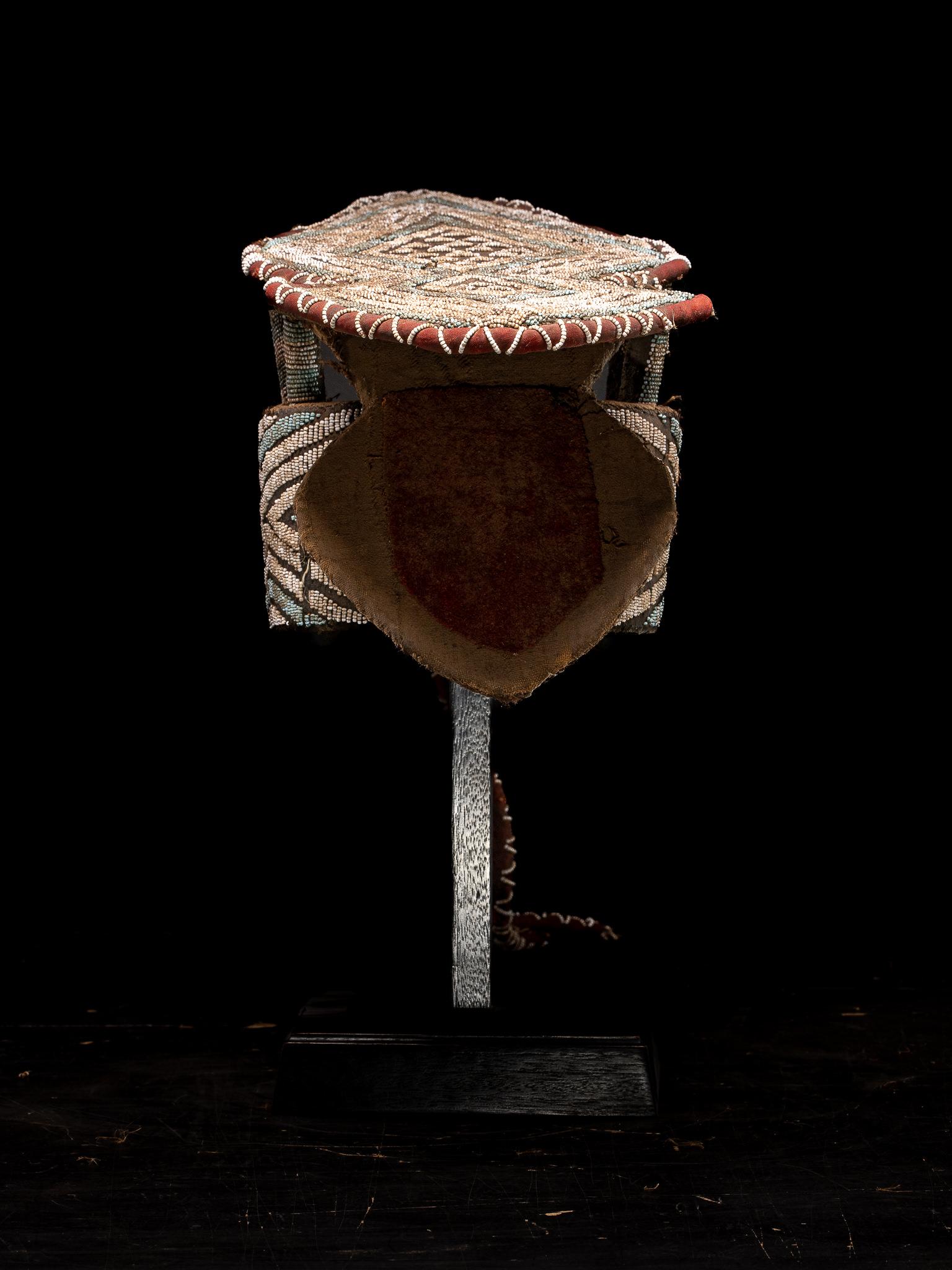 Escudo de Danza Decorativo Bamileke, bordado con Cuentas de Cristal Europeas en venta 1