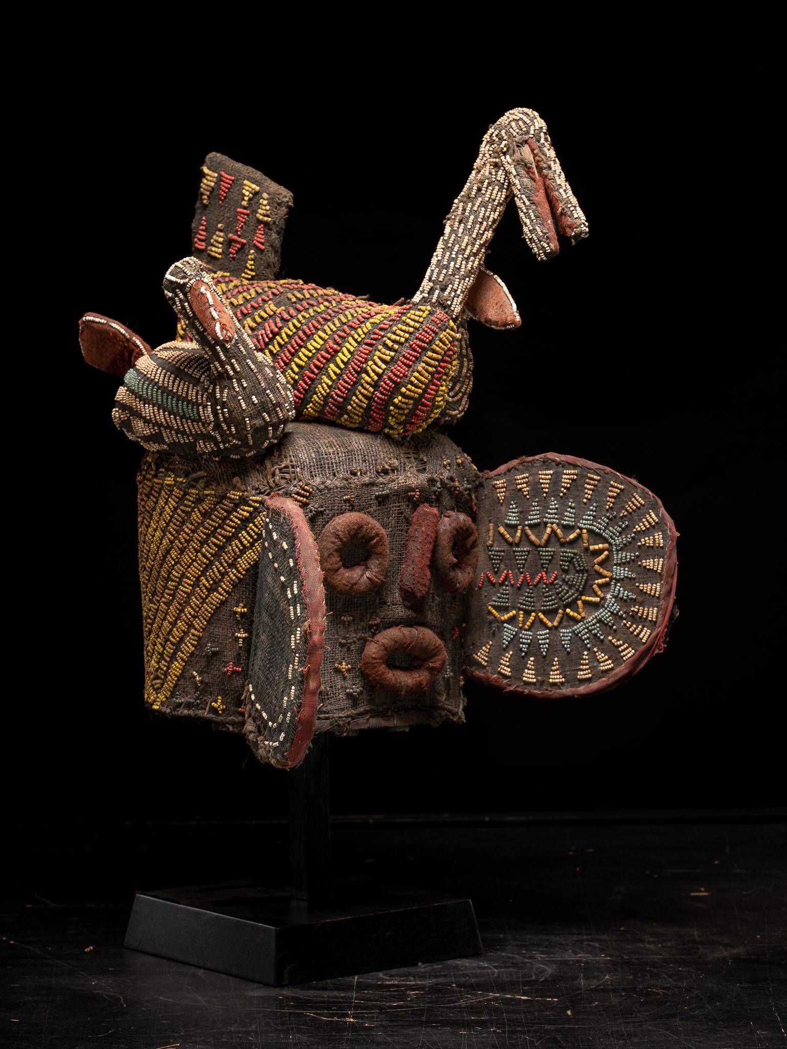 Escudo de Danza Decorativo Bamileke, bordado con Cuentas de Cristal Europeas en venta 2