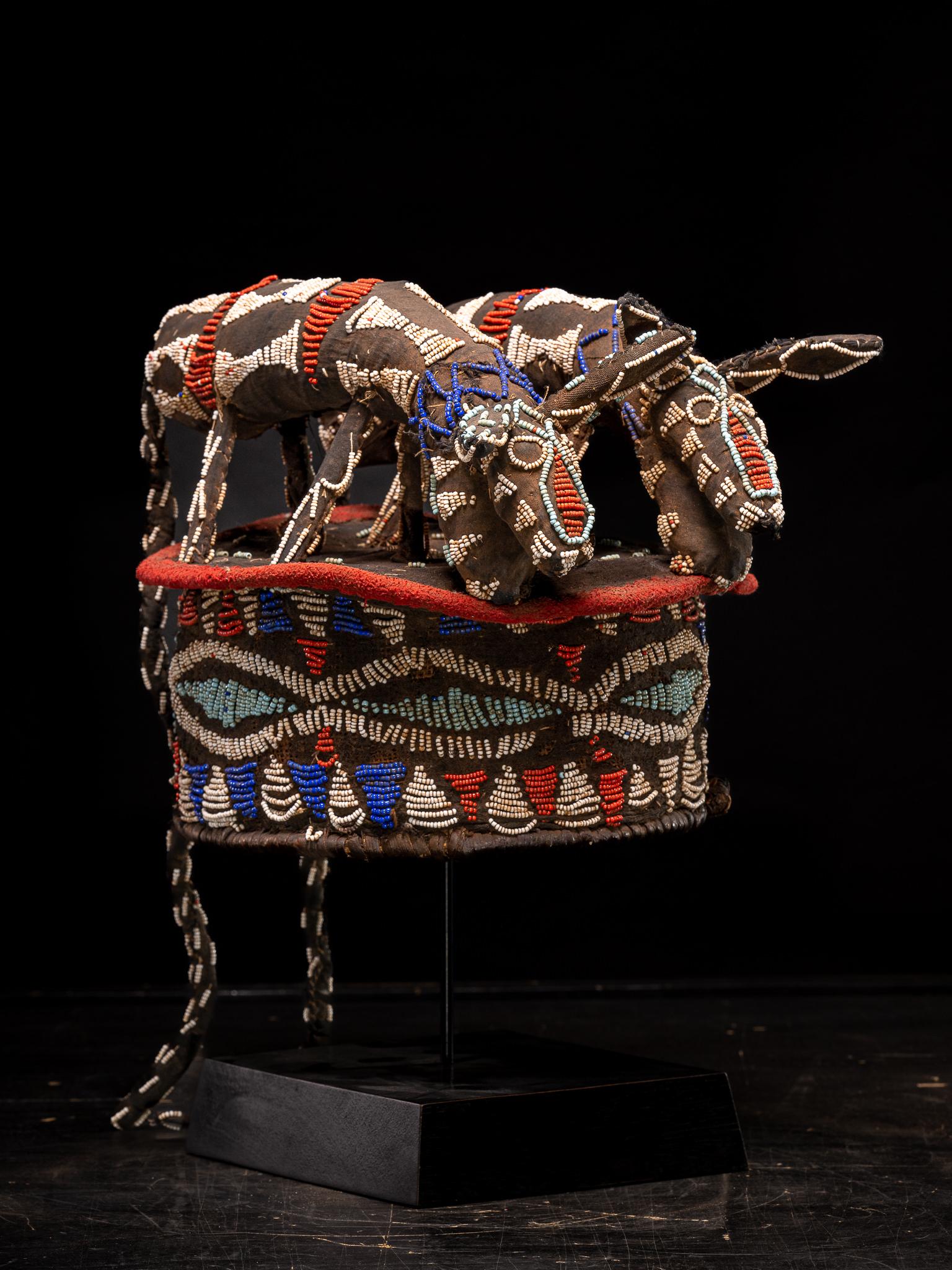 Escudo de Danza Decorativo Bamileke, bordado con Cuentas de Cristal Europeas en venta 2