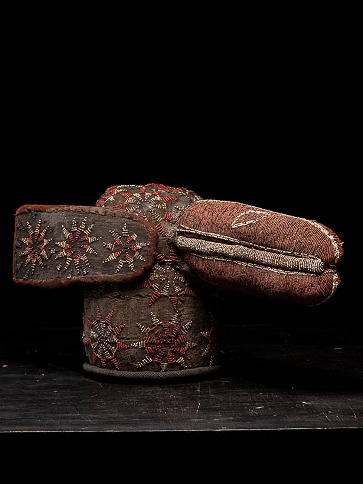 Escudo de Danza Decorativo Bamileke, bordado con Cuentas de Cristal Europeas en venta 3