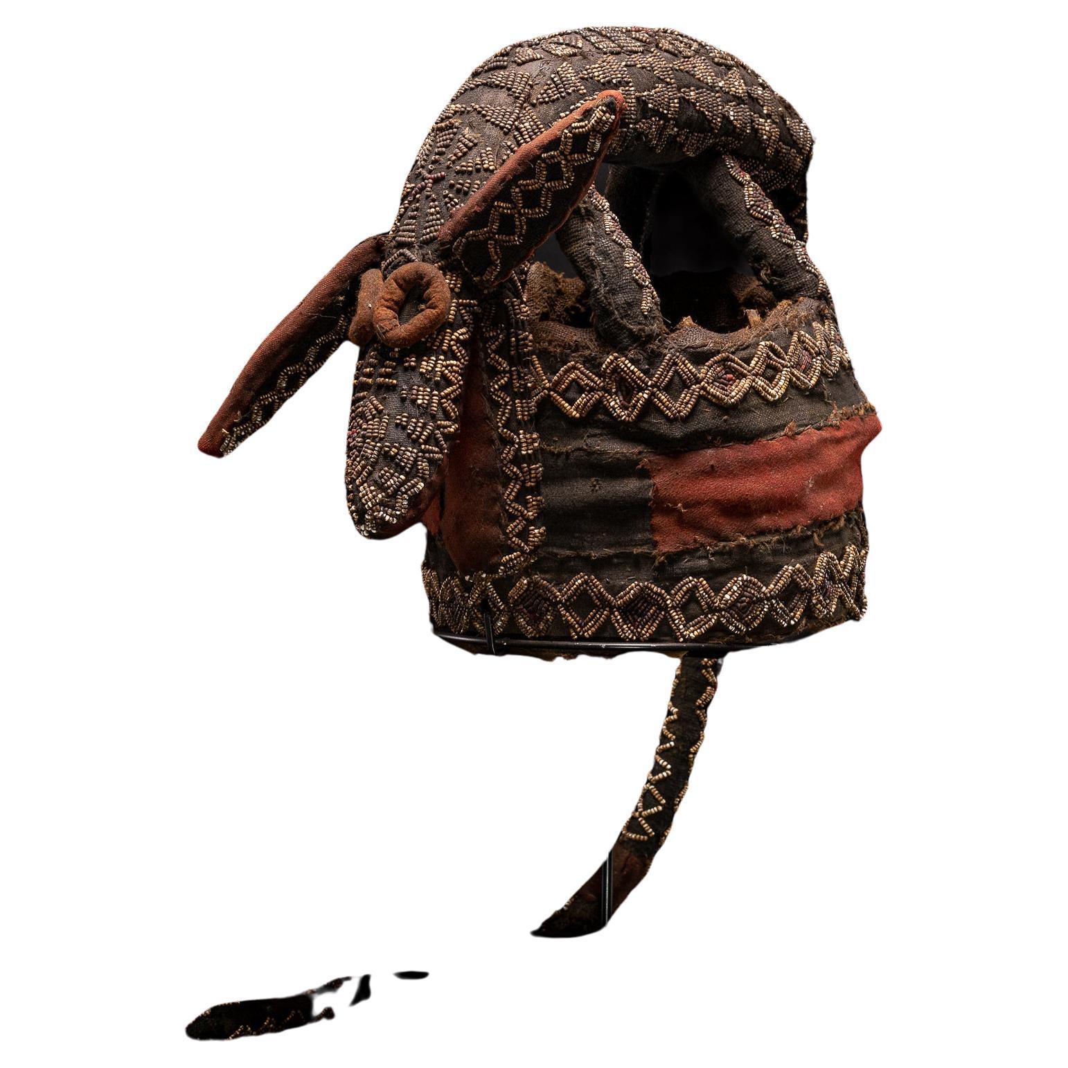 Escudo de Danza Decorativo Bamileke, bordado con Cuentas de Vidrio Europeas, Pueblo de las Praderas, Camerún. 

Colección privada Burdeos

La tablilla de rafia está recubierta de tela y miniaturas de cuentas de cristal de diferentes formas y