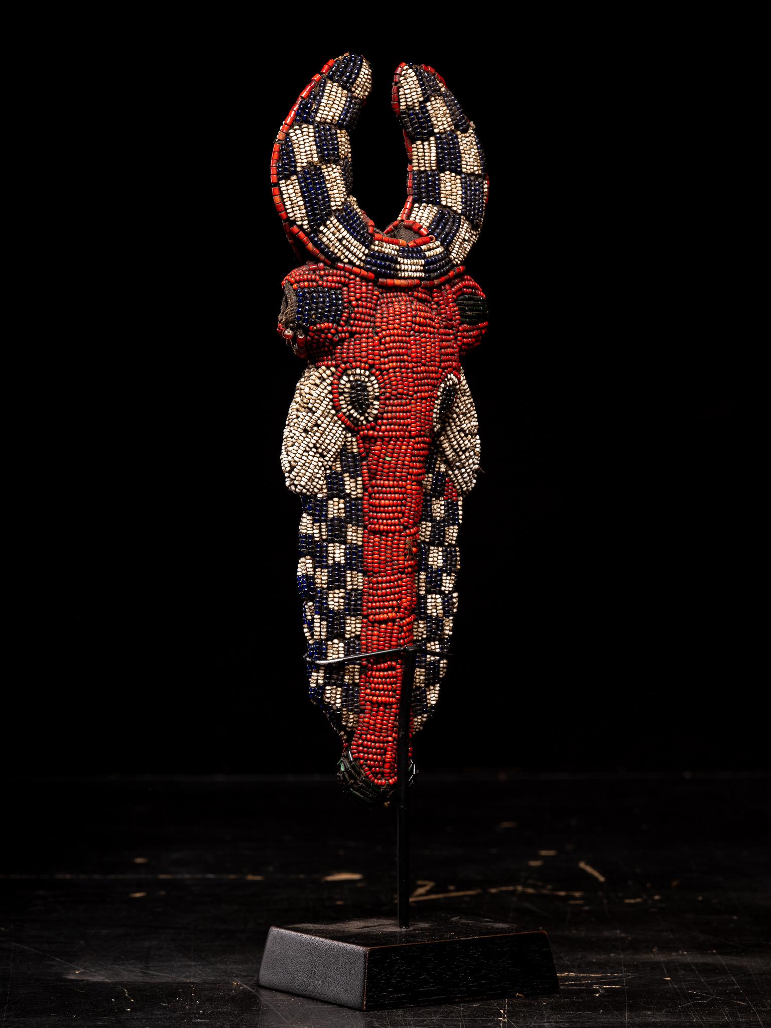 Bamileke Decorative Wooden Flute or Whistle embroidered with European Glass Bead Con cuentas en venta