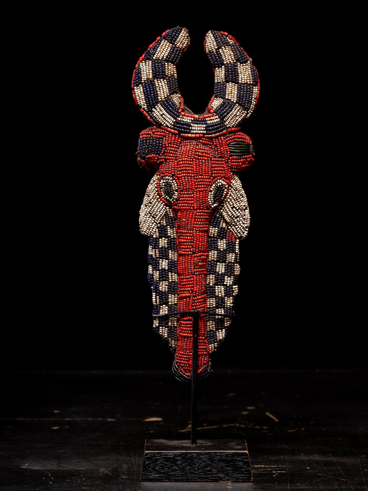 Bamileke Decorative Wooden Flute or Whistle embroidered with European Glass Bead en Bueno estado para la venta en Leuven , BE