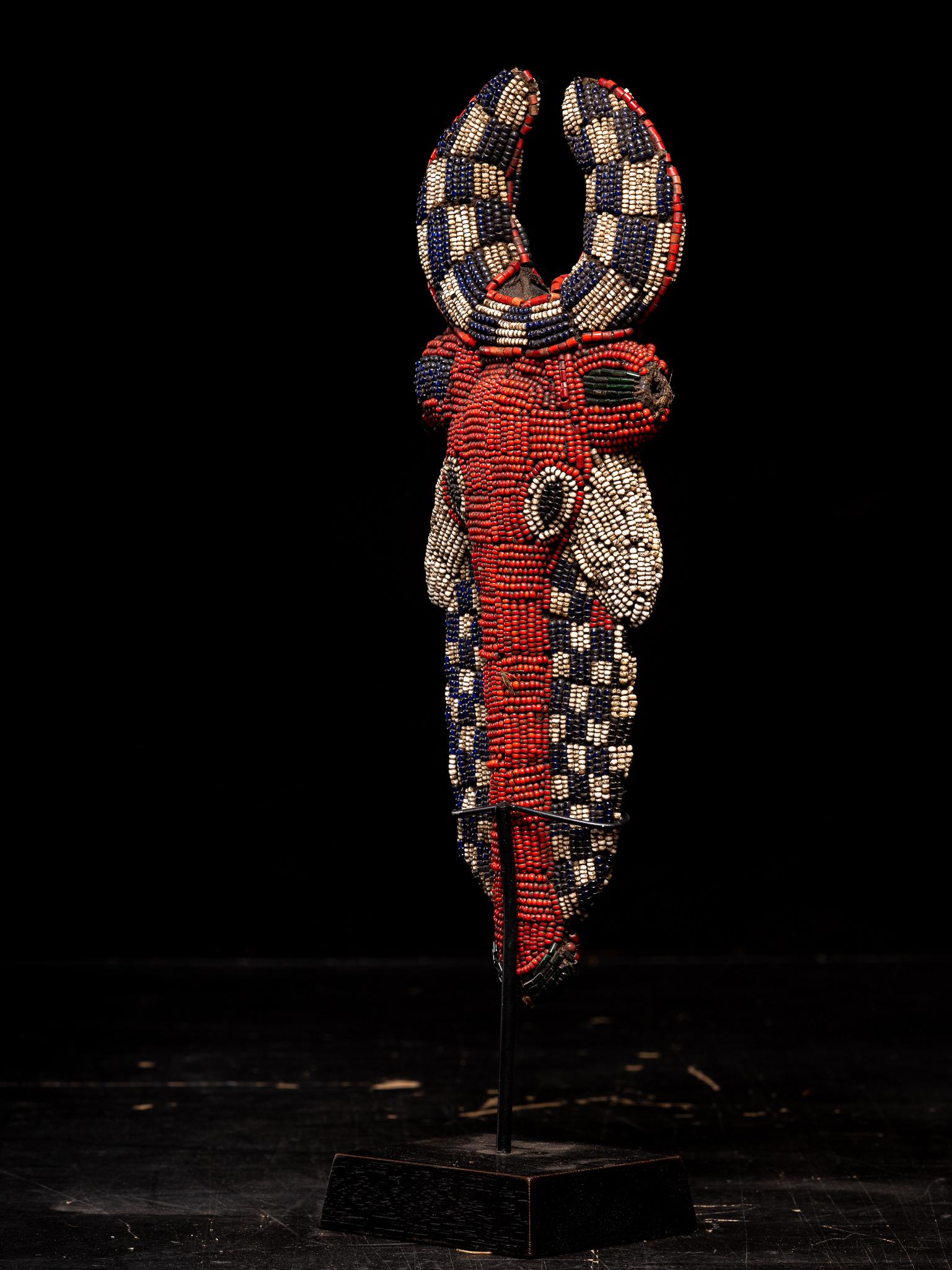 Bamileke Decorative Wooden Flute or Whistle embroidered with European Glass Bead siglo XX en venta