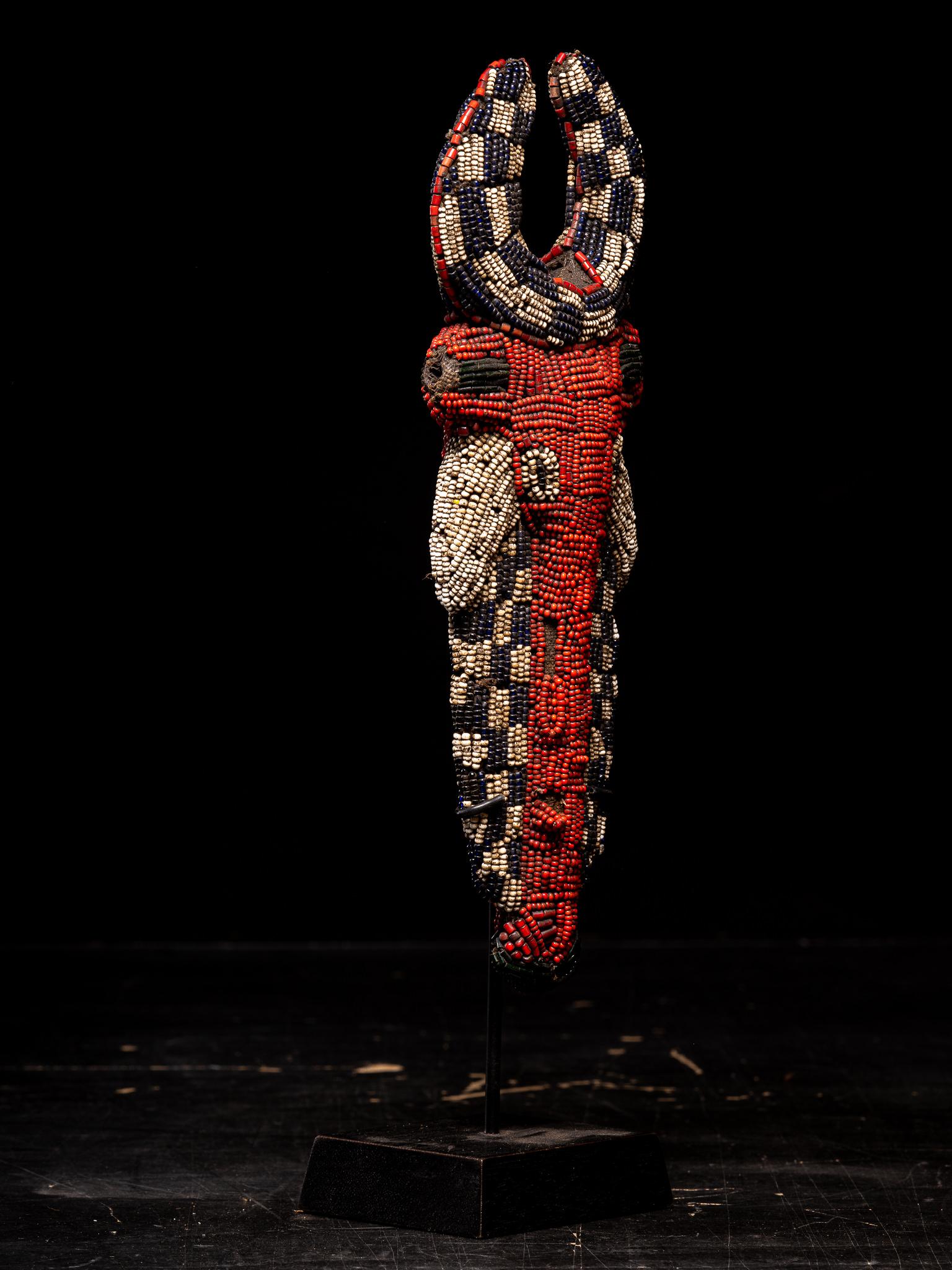 Bamileke Decorative Wooden Flute or Whistle embroidered with European Glass Bead en venta 1
