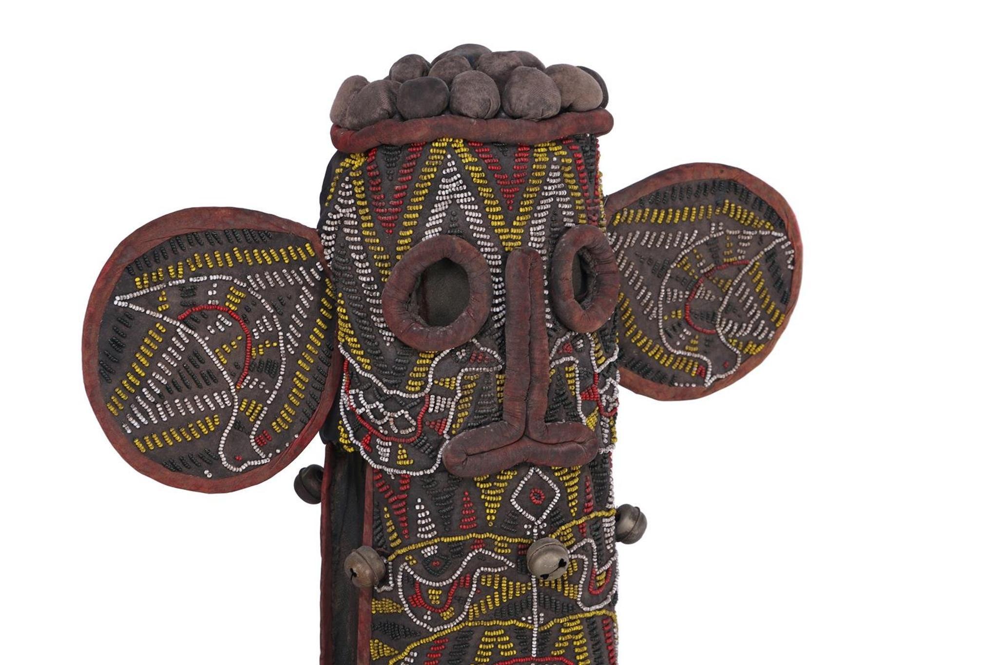 Gli elefanti sono spesso associati al potere politico nei regni altamente stratificati delle praterie del Camerun. Poiché le perline importate erano storicamente rare e costose, la lavorazione delle perline è anche associata a un alto rango sociale,