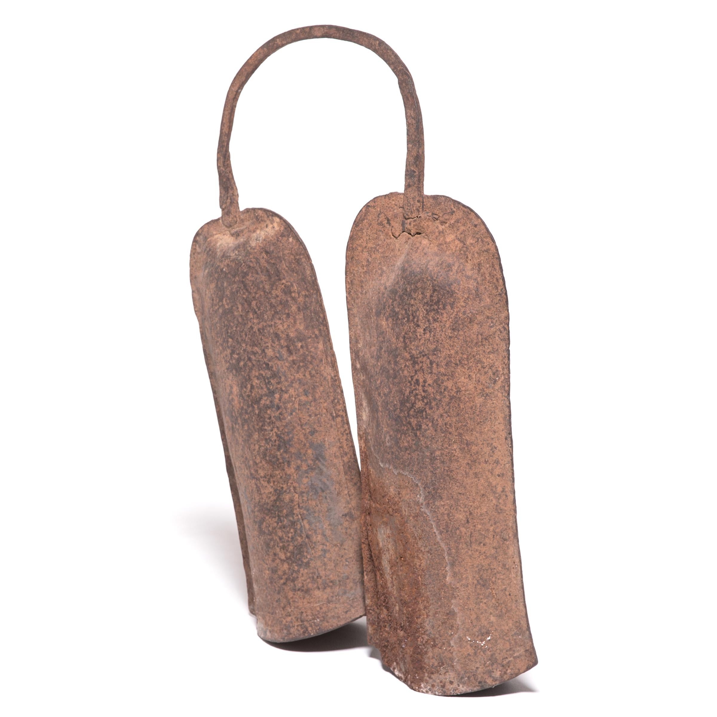 Wie viele Stücke traditioneller afrikanischer Metallarbeit diente auch diese Doppelglocke den Bamileke-Gemeinschaften in Kamerun zu verschiedenen Zwecken. Sie waren Statussymbole, Zeremonialinstrumente und Geldstücke, die bei seltenen und