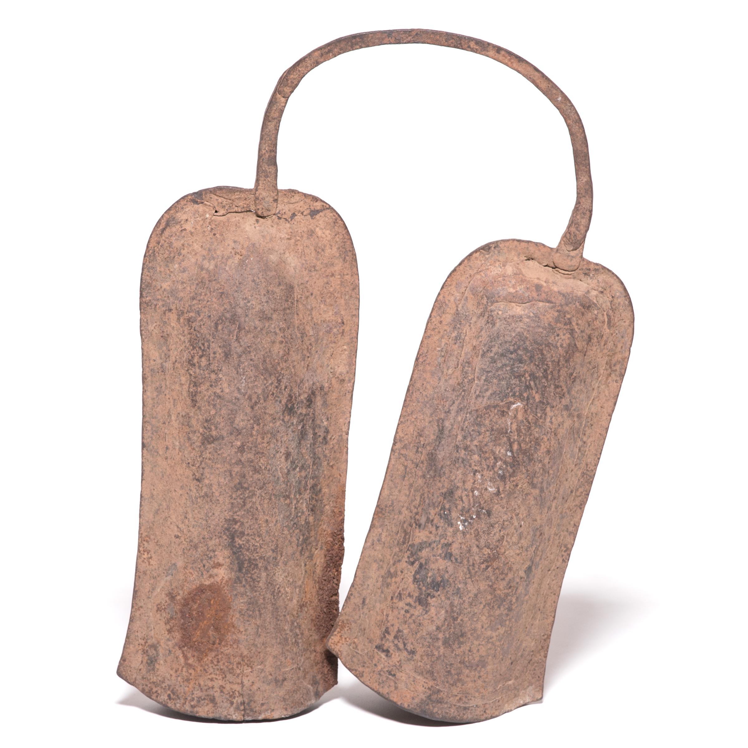 Bamileke-Doppelbein-Kleiderbügel aus Eisen, um 1900 (Kamerunisch)