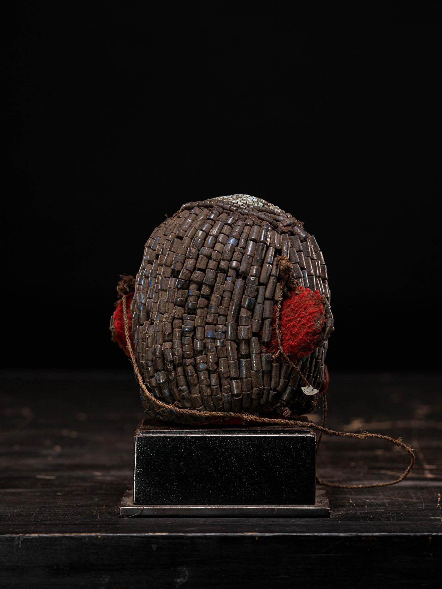 Bamileke Old Anthropomorphic Trophy Head Embroidered with European Glass Beads In Good Condition For Sale In Leuven , BE
