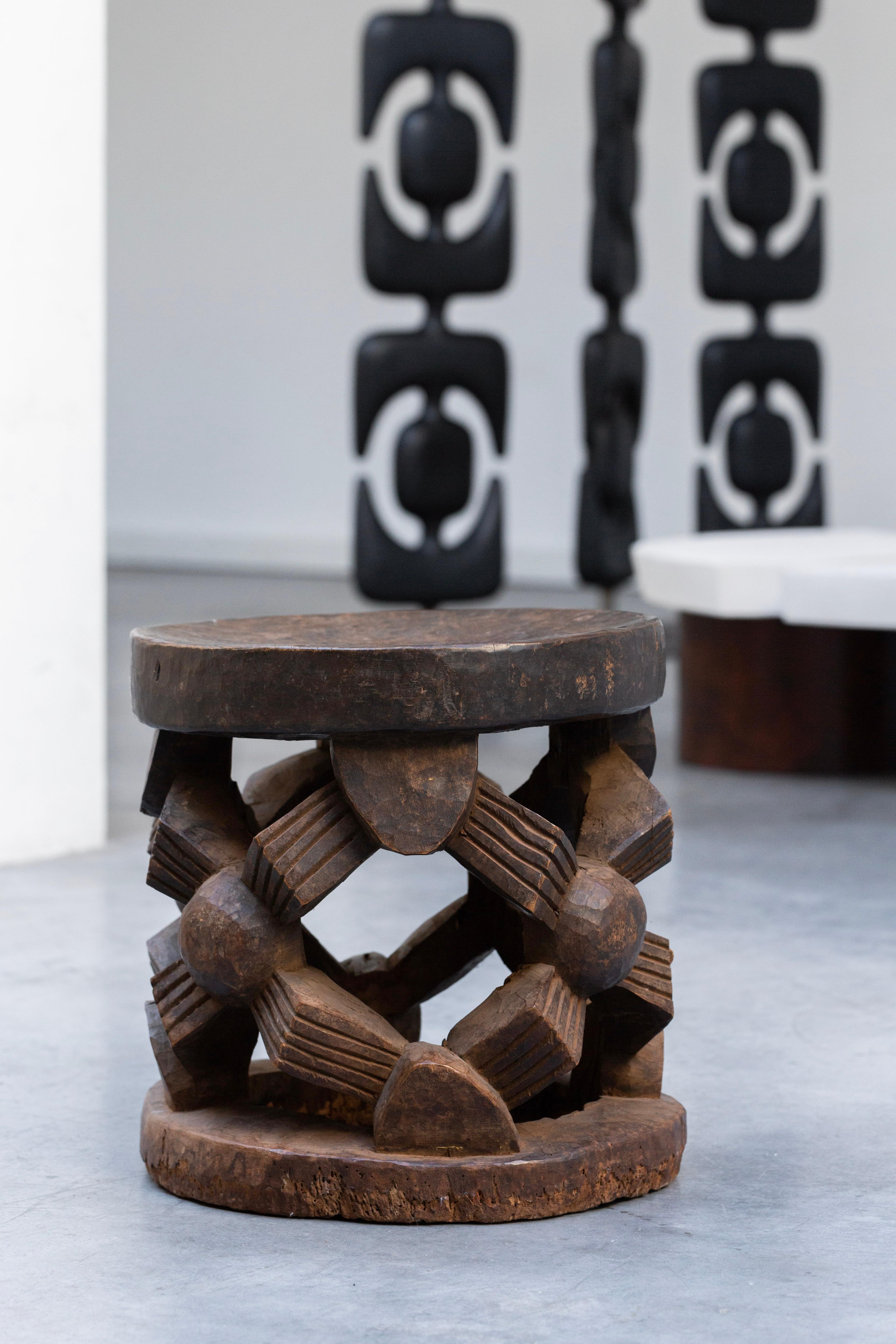 Tabouret Bamileke en bois et patine vieux brun

Trône du chef sculpté d'une frise d'araignées stylisées évoquant la cohésion du clan.

Bois, ancienne patine brune, marques d'utilisation Bamileke
Cameroun, première moitié du 20e