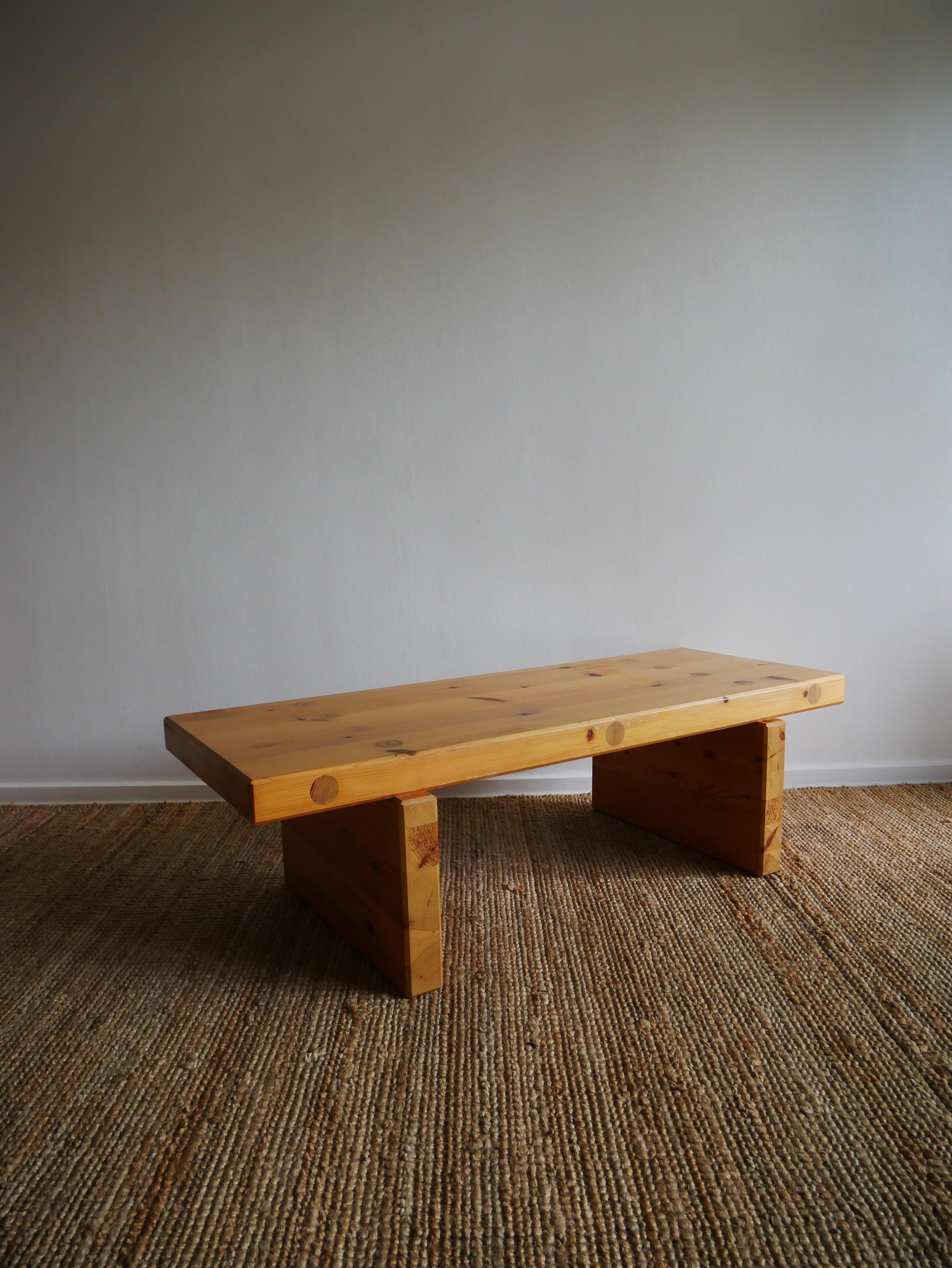 A timeless Scandinavian Modern bench or coffee table in solid thick pine by Roland Wilhelmsson, executed in Sweden, 1970.
Characteristic visible wood joints and great craftsmanship.