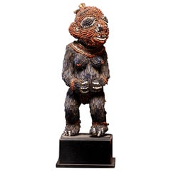 Figura decorativa dell'antenato in legno di Bamum ricamata con perline di vetro europee