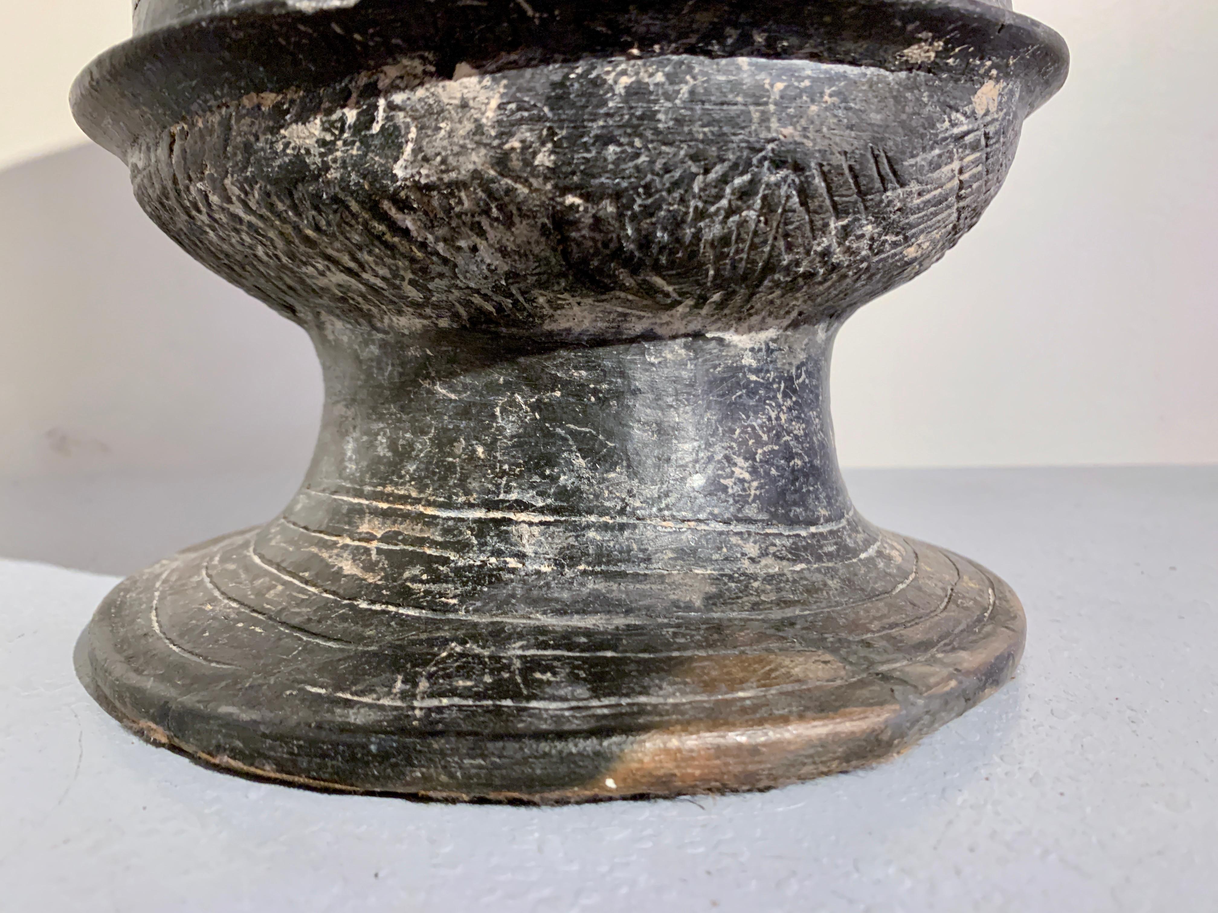Vase en poterie noire bruni et incisée de Ban Chiang, 1200-800 avant J.-C., Thaïlande en vente 1