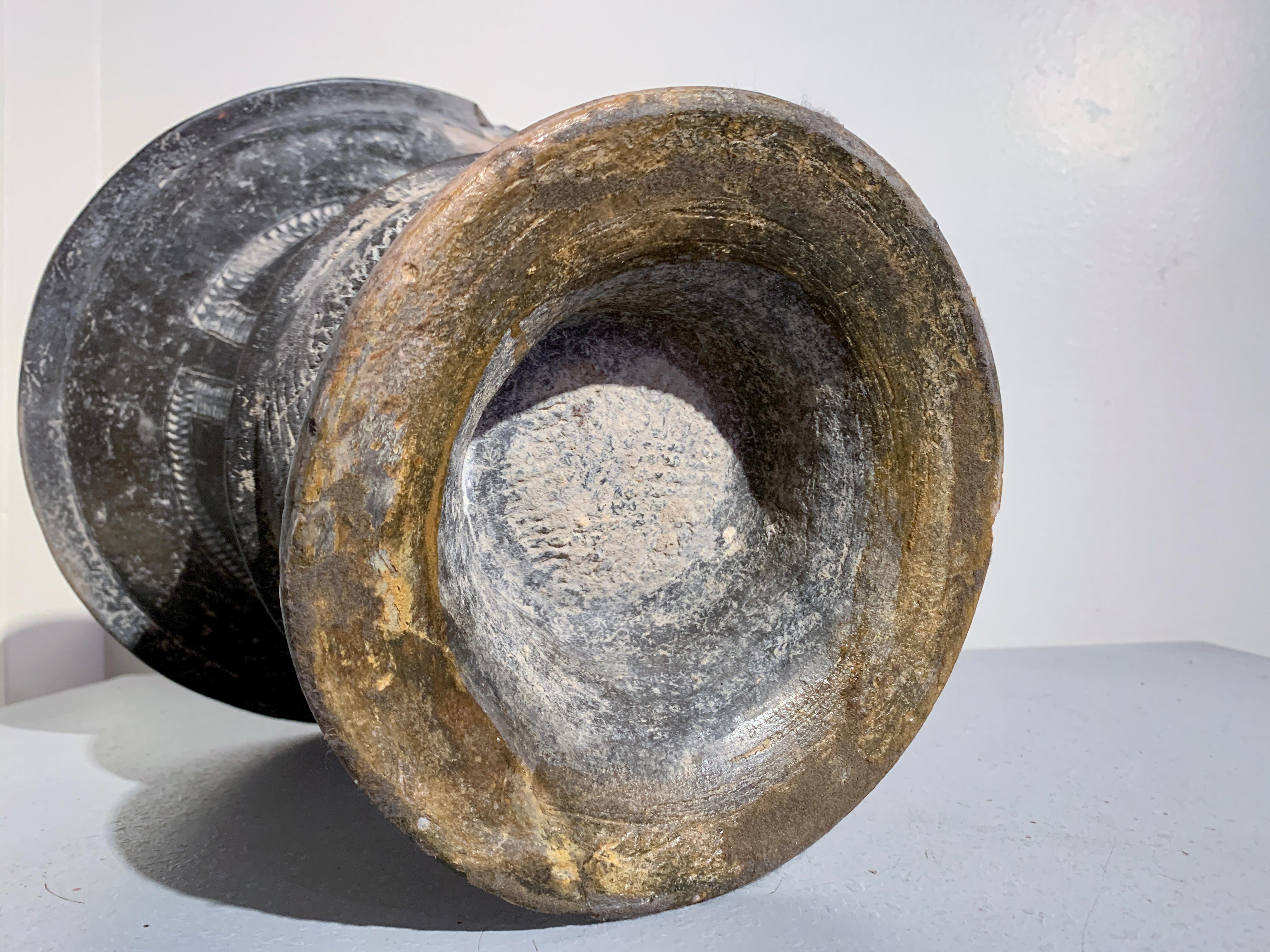 Vase en poterie noire bruni et incisée de Ban Chiang, 1200-800 avant J.-C., Thaïlande en vente 2