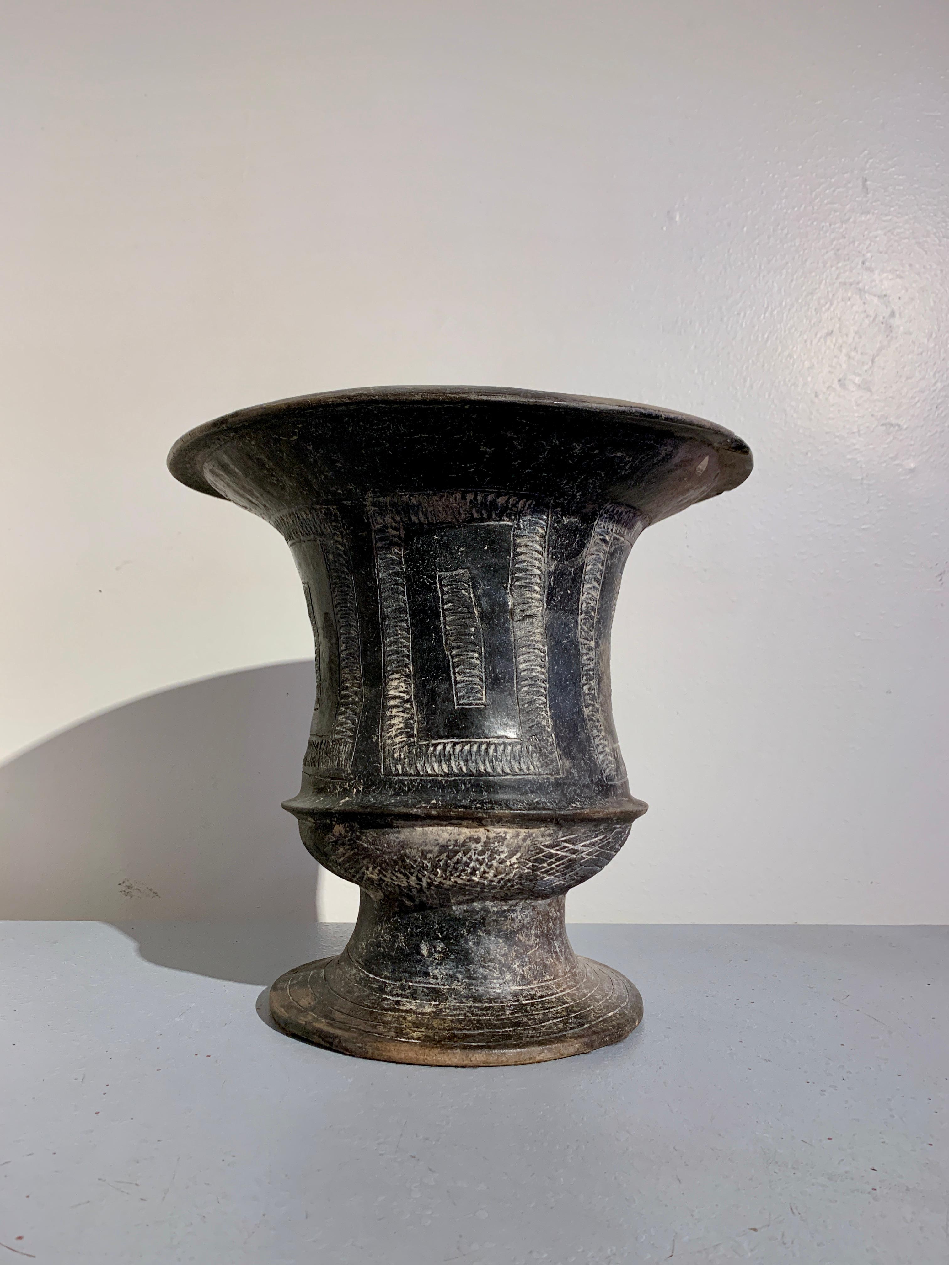 Grand et spectaculaire récipient en poterie noire brunie de la culture Ban Chiang, avec des motifs géométriques incisés, période précoce, vers 1200 - 800 avant J.-C., plateau de Khorat, nord-est de la Thaïlande.

Ce vase aux proportions généreuses