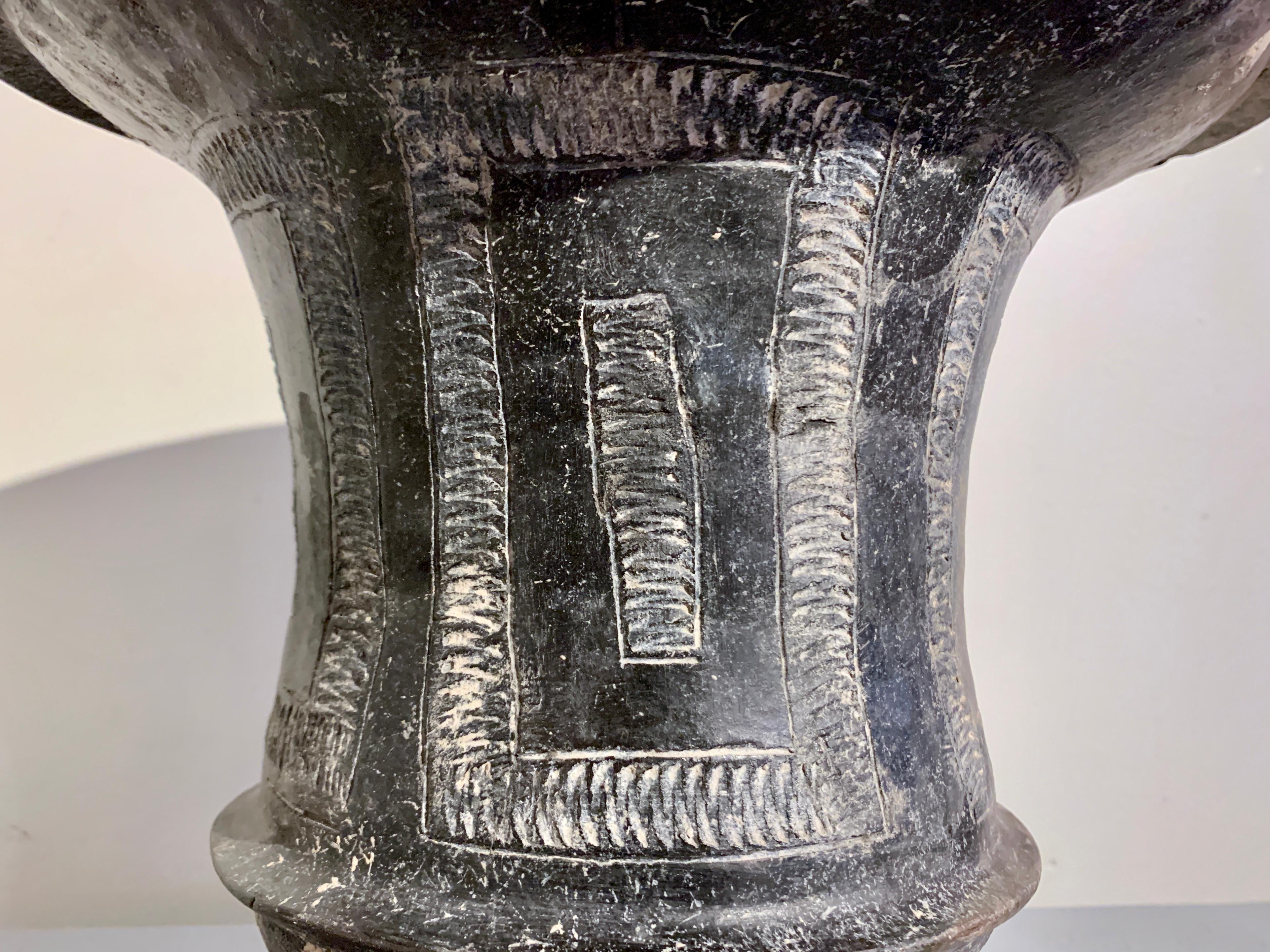 Thaïlandais Vase en poterie noire bruni et incisée de Ban Chiang, 1200-800 avant J.-C., Thaïlande en vente