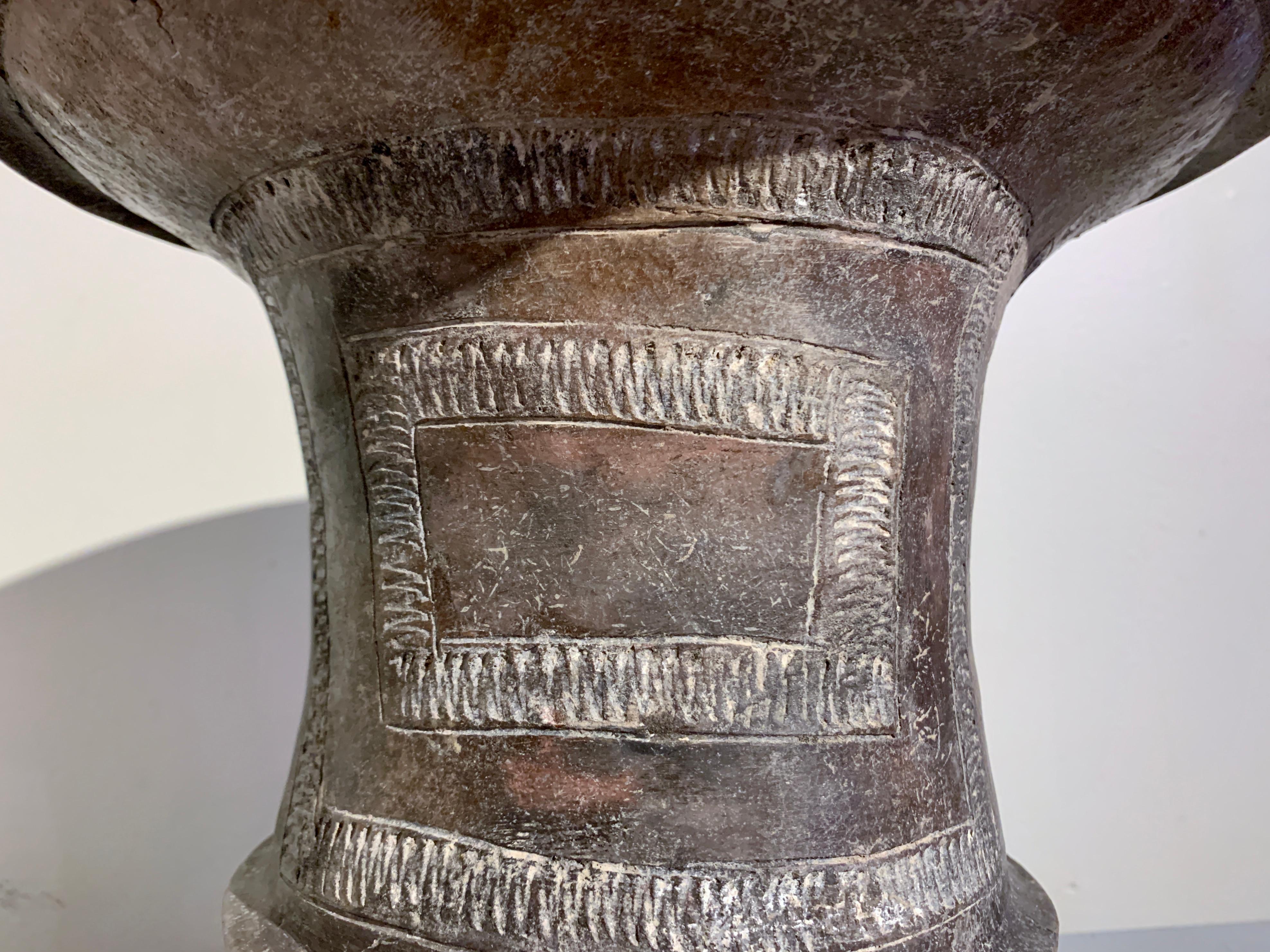 Sculpté Vase en poterie noire bruni et incisée de Ban Chiang, 1200-800 avant J.-C., Thaïlande en vente
